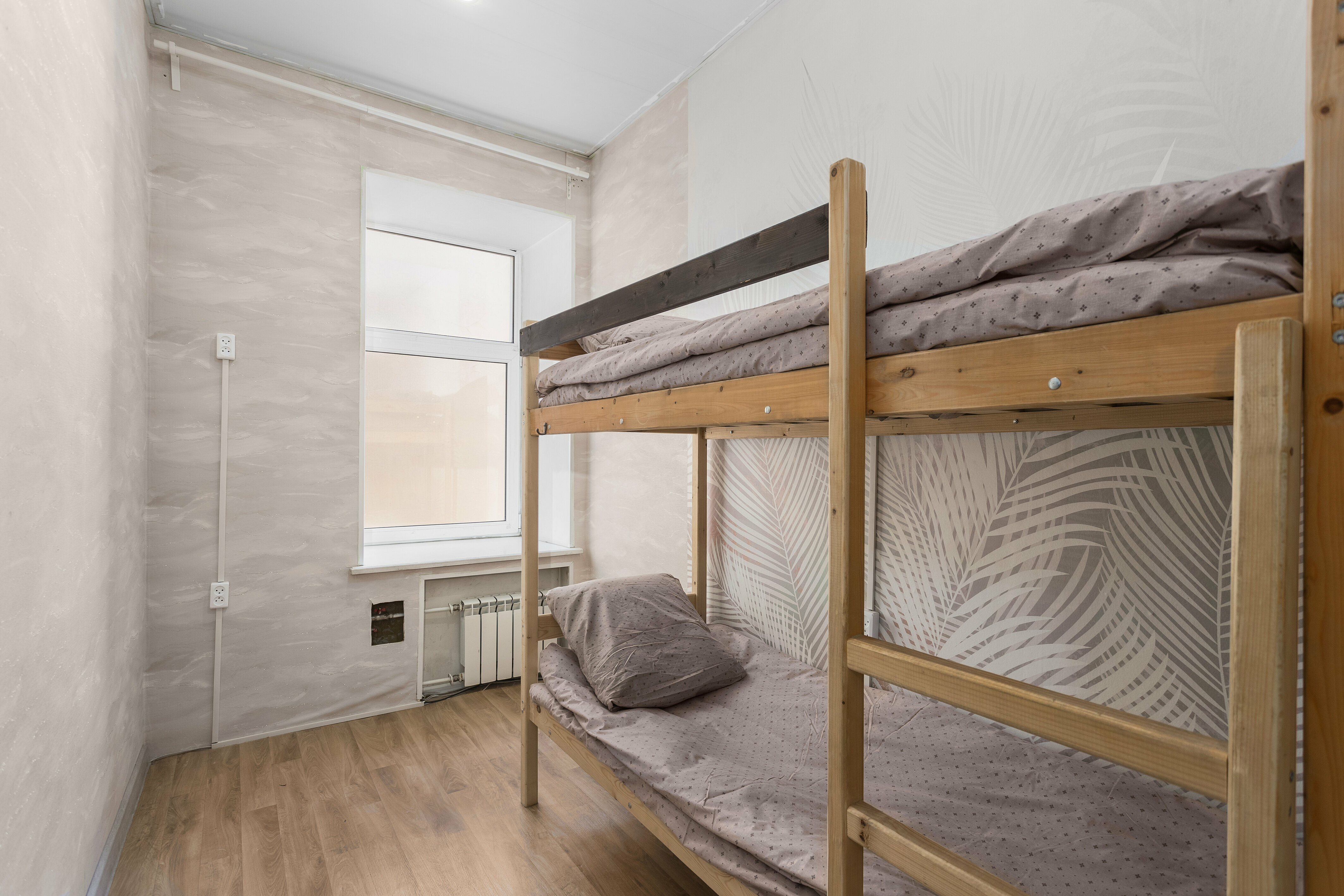 Спальное место на двухъярусной кровати в общем номере для женщин