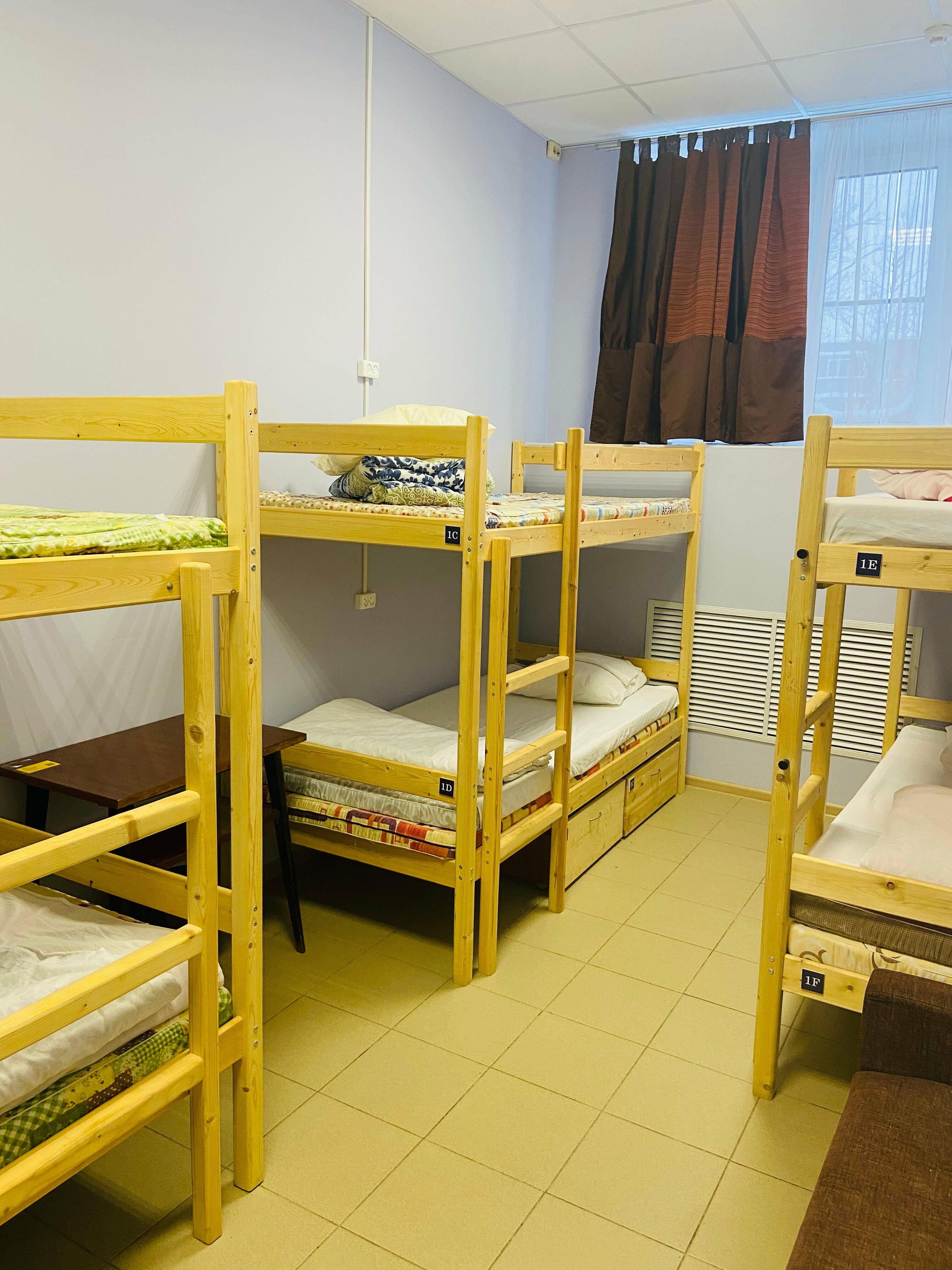 Общий номер для мужчин с 6 кроватями