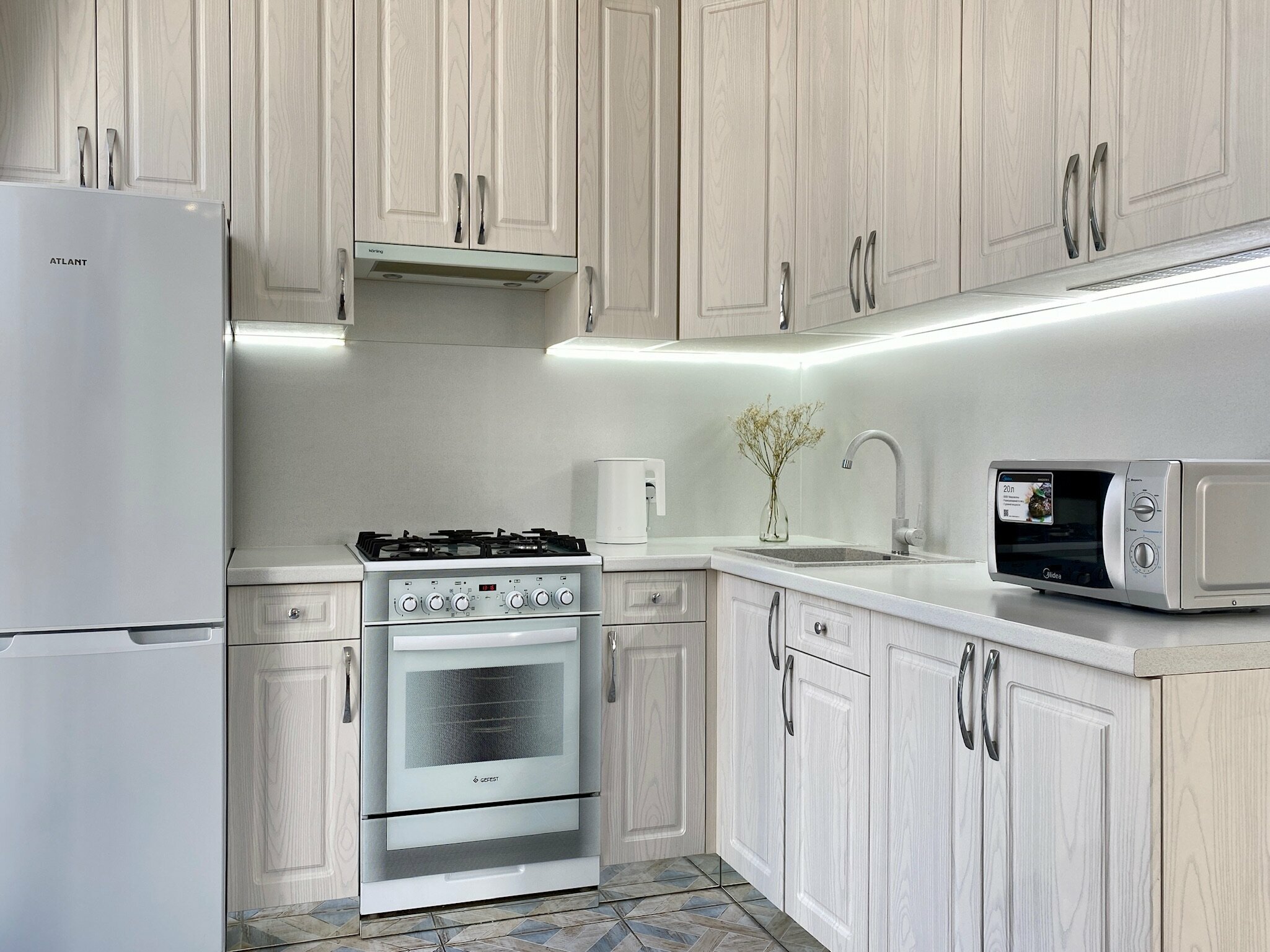 3-х местные апартаменты с балконом в жк c круглогодично подогреваемым бассейном +32 ° "Alicekeys" 11/95