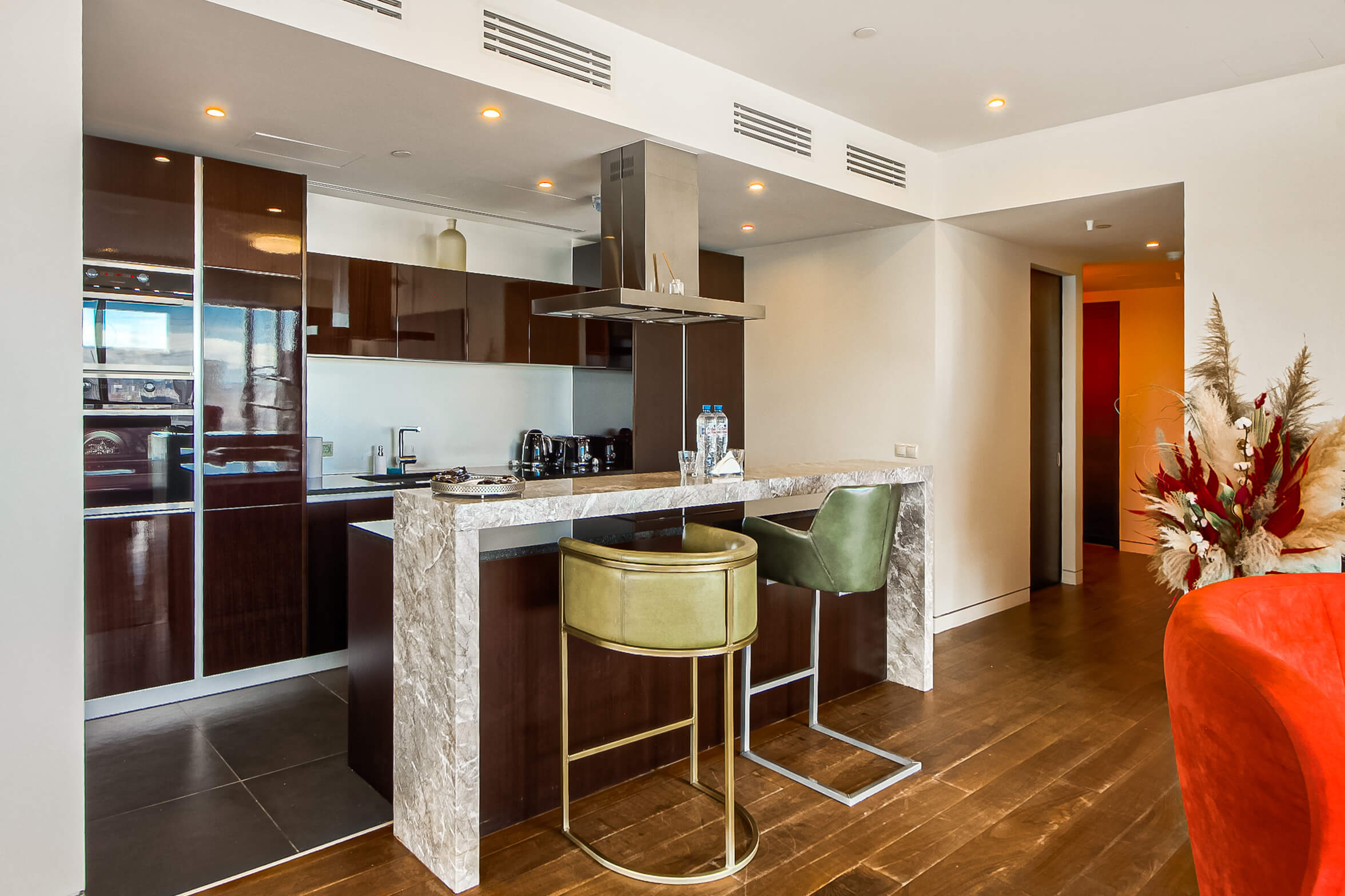 "SKY LOUNGE" — угловые панорамные апартаменты на 43-м этаже башни "ОКО" с кинотеатром и открытой ванной.