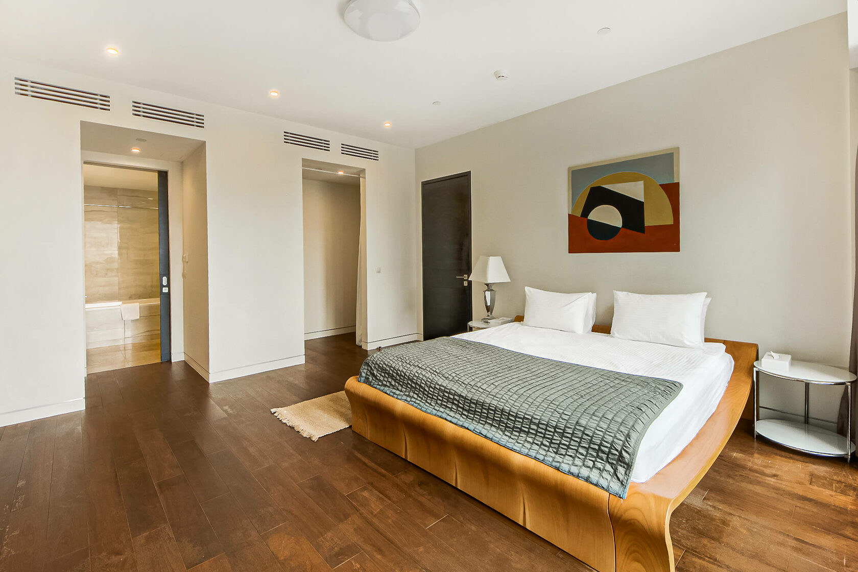 "SKY LOUNGE" — угловые панорамные апартаменты на 43-м этаже башни "ОКО" с кинотеатром и открытой ванной.