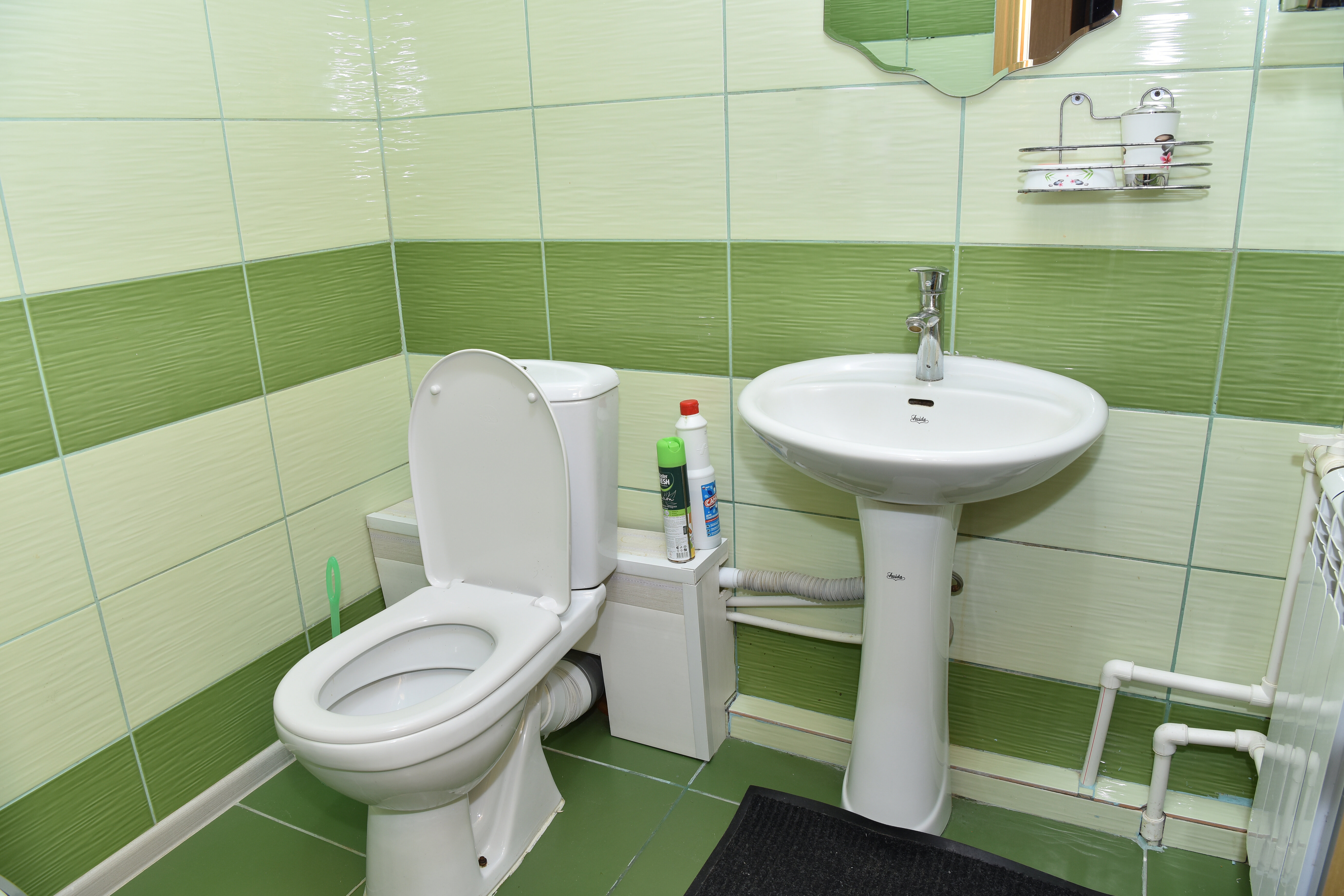 Односпальная кровать в общем номере для мужчин и женщин