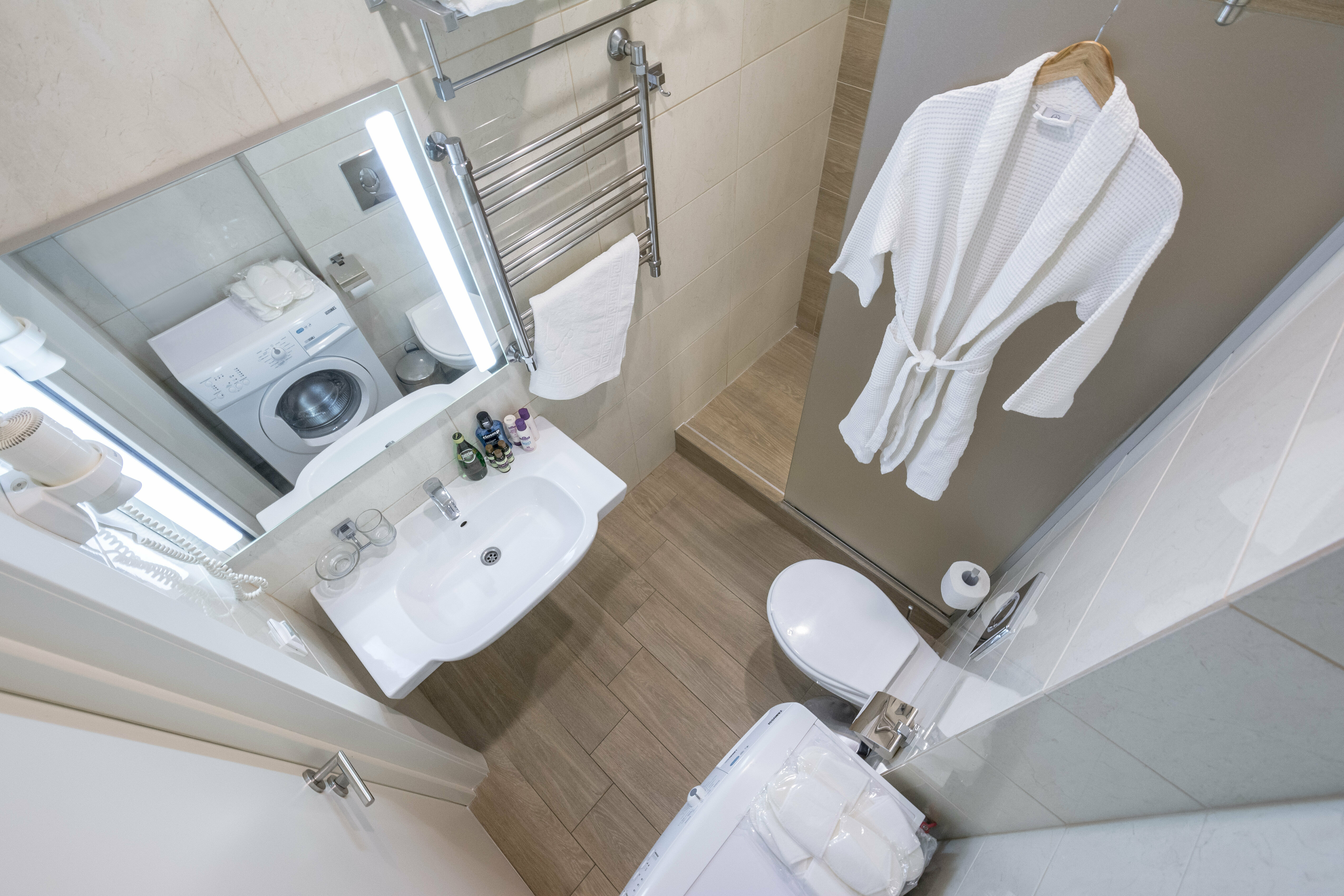 Апартаменты бизнес-класса с кроватью king-size, кухней-гостиной и открытым балконом (с видом на внутренний дворик). Размещение до 5 человек.