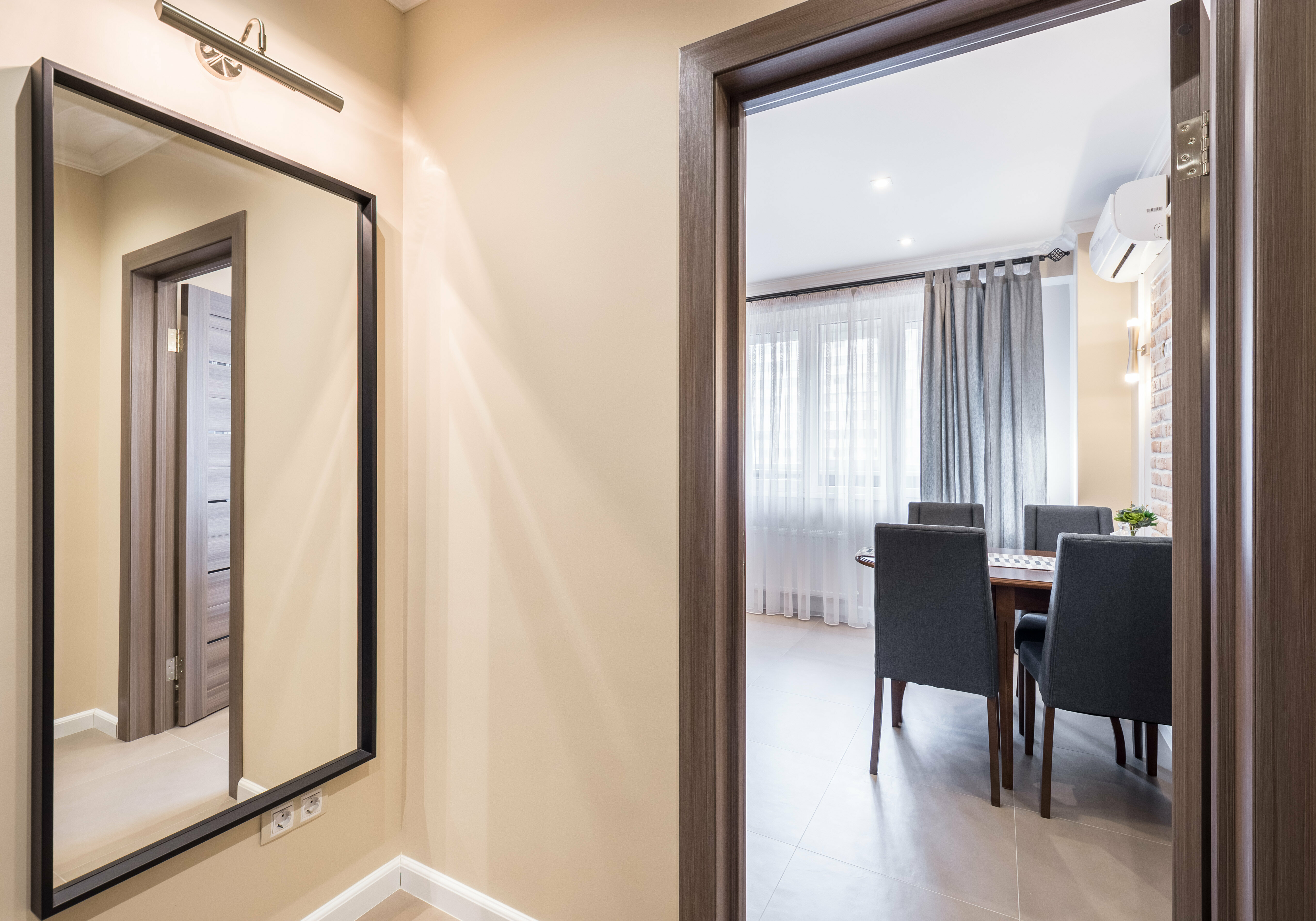 Апартаменты бизнес-класса с кроватью king-size, кухней и балконом (вид на внутренний дворик; ночью нет шума от машин и т. д.).