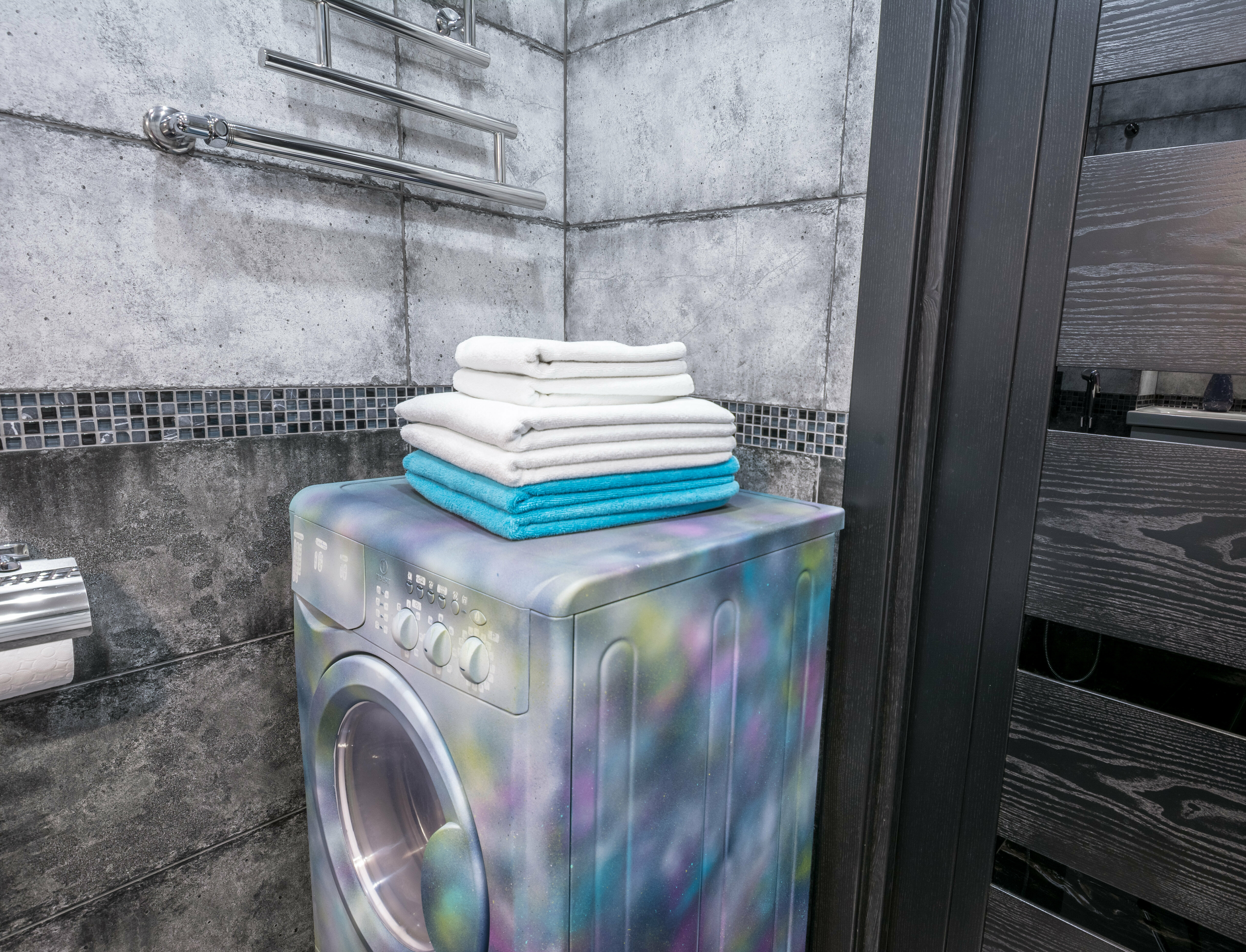 Эксклюзивные апартаменты с двумя спальнями. В главной спальне — кровать-трансформер «Эргомоушен». Вид на город с 16-го этажа.