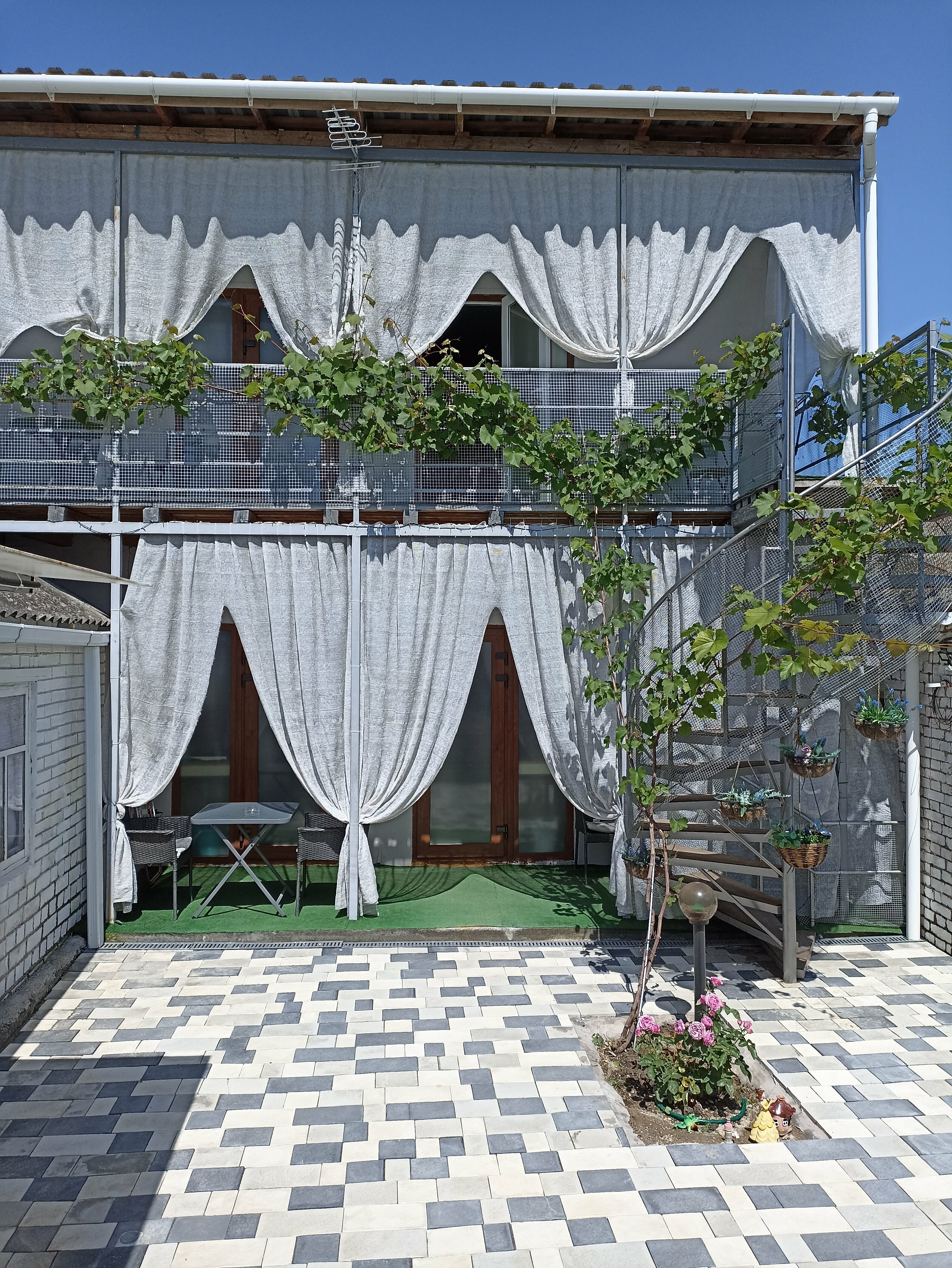 Студия -3, на 2 этаже