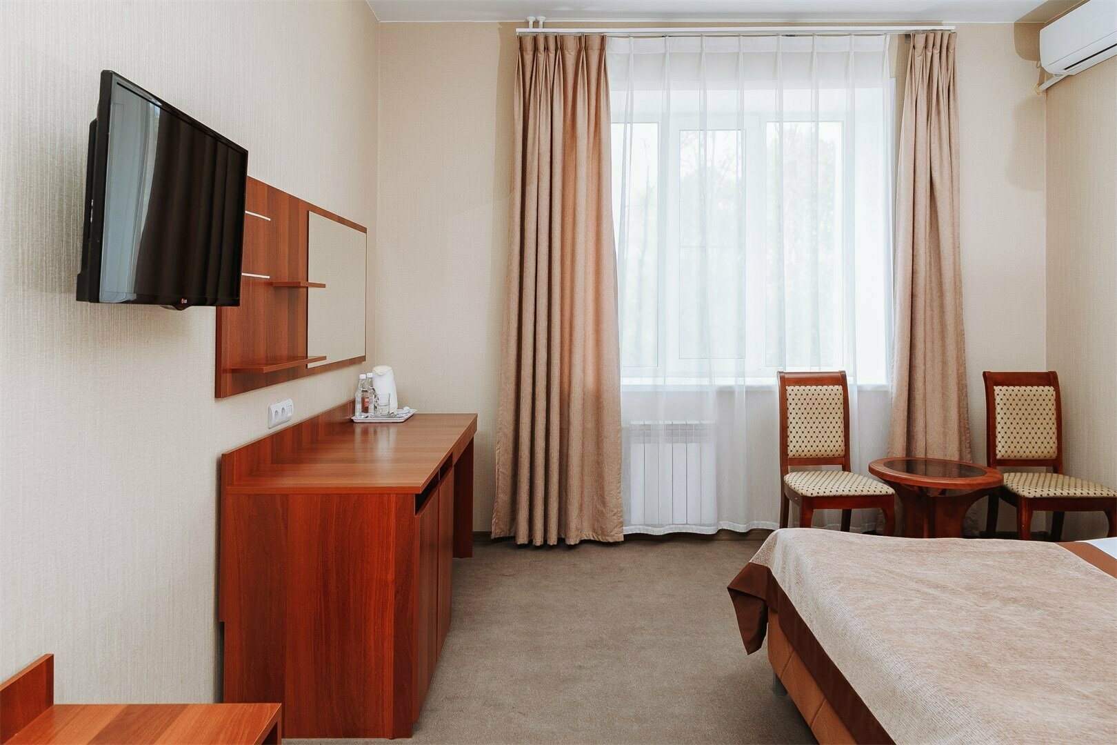 Номер первой категории (с видом на парк с двуспальной кроватью)