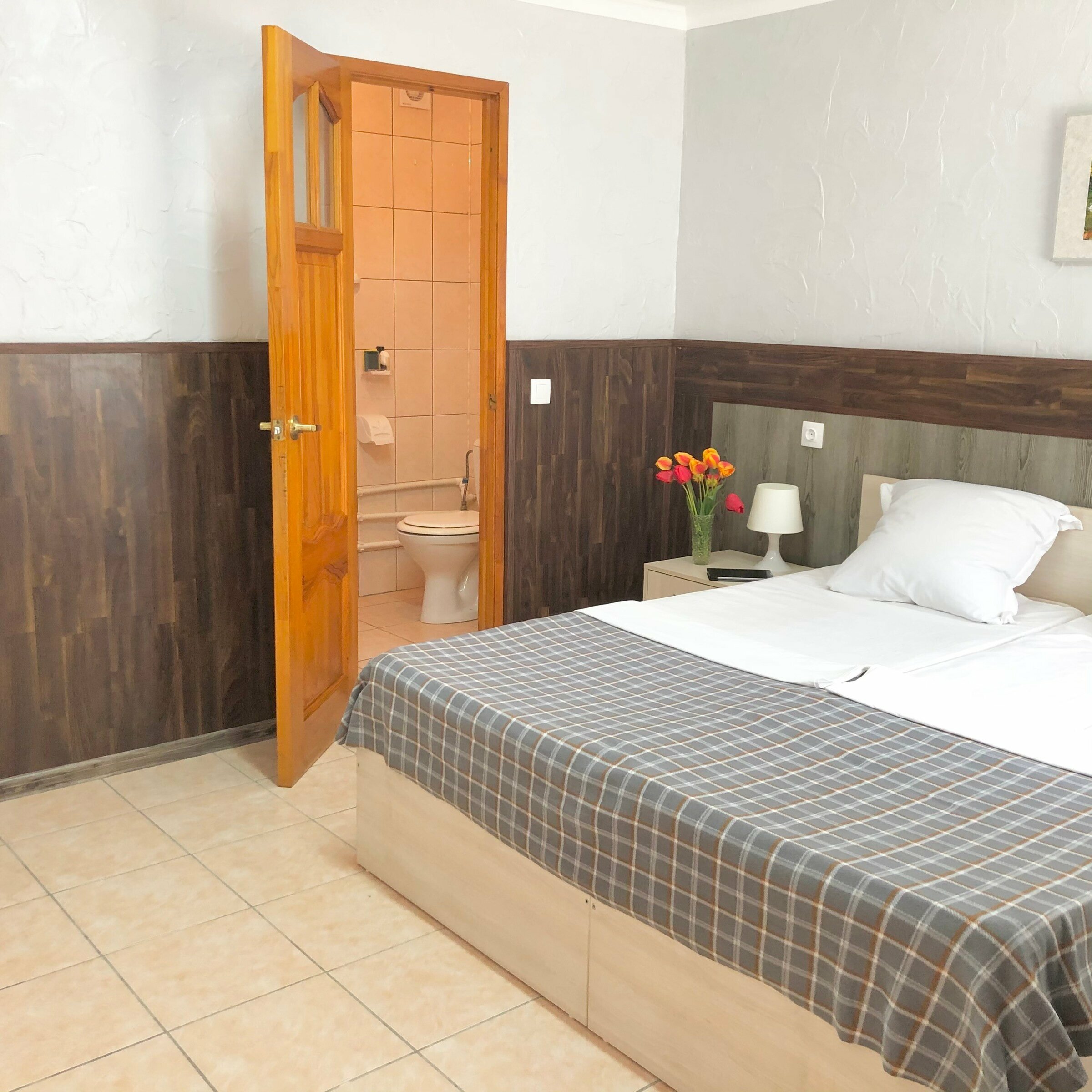 Трехместный номер с собственной ванной комнатой