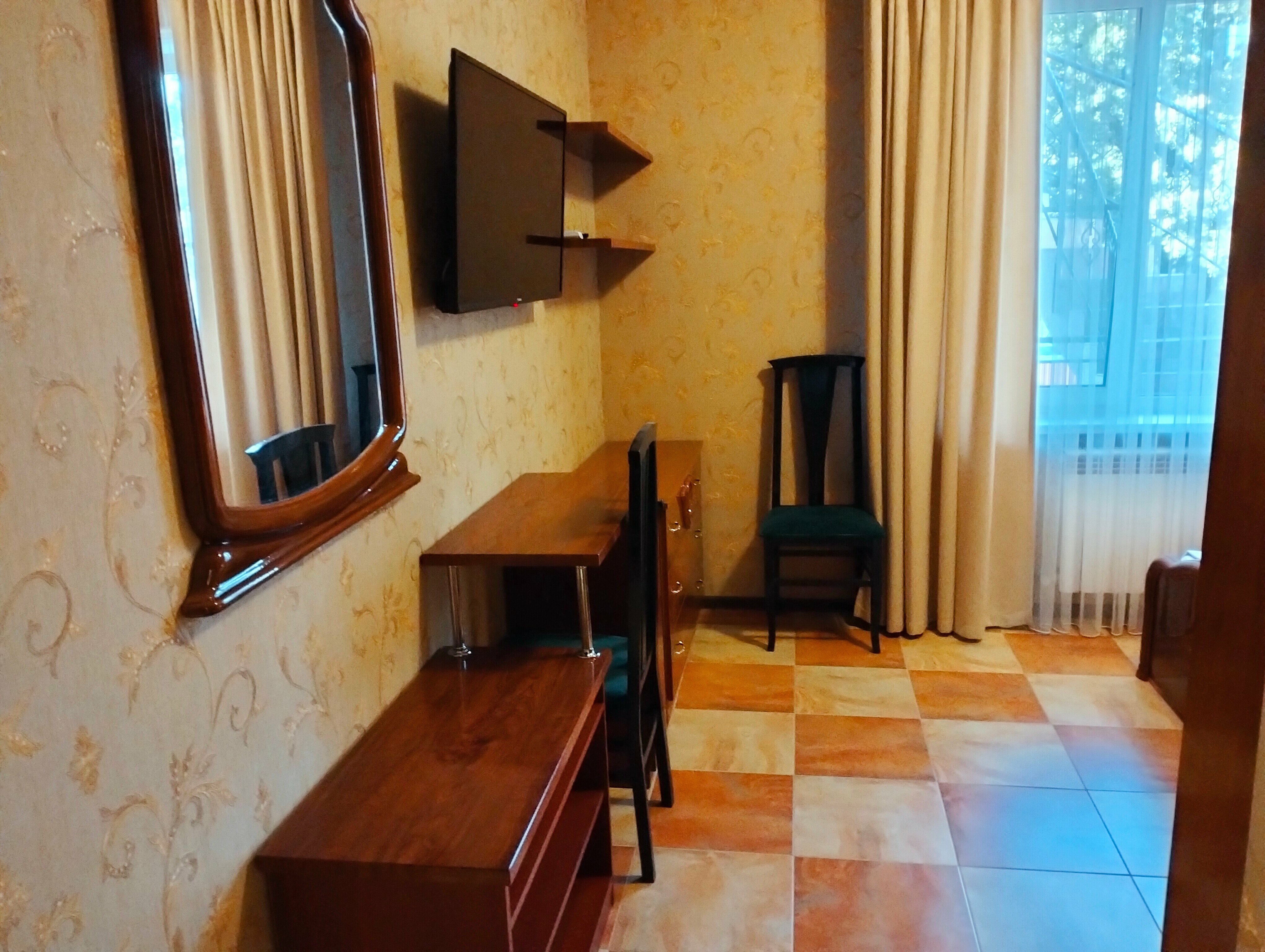 Семейный номер с видом на сад