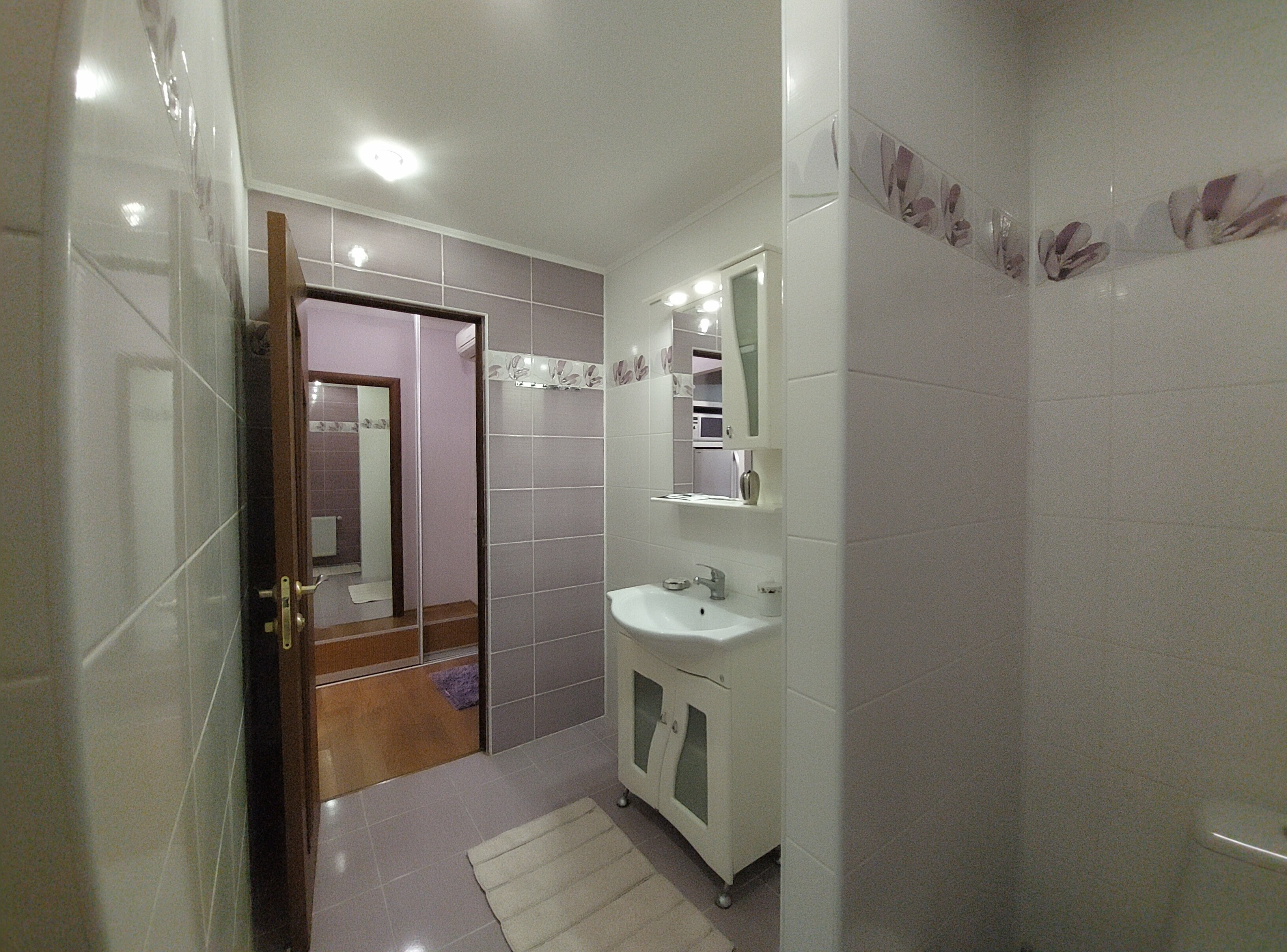 Двухместный номер с двуспальной кроватью и дополнительной кроватью