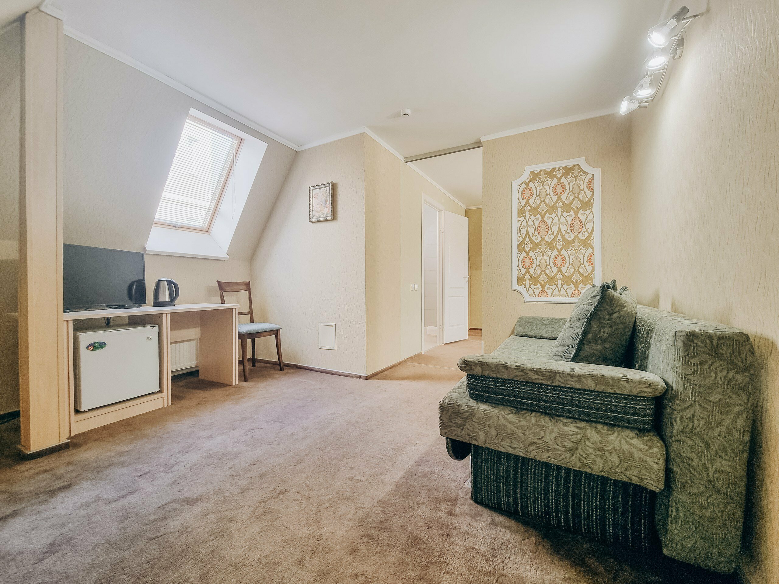 Семейное  двухместное размещение большая кровать+доп.место ( большая кровать+диван) Мансарда