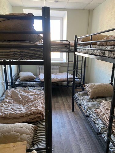 Кровать в общем 8-местном номере для мужчин и женщин в Вахтовик