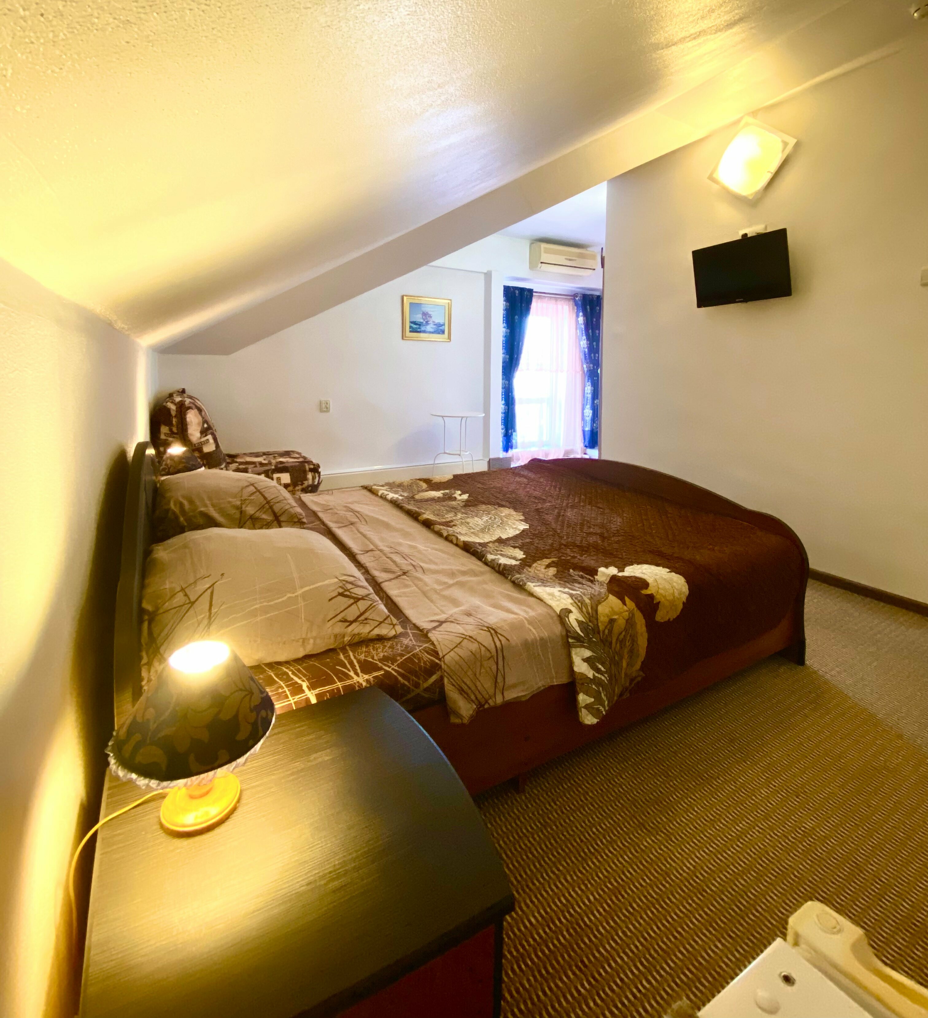 Двухместный номер с двуспальной кроватью и дополнительной кроватью