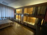Кровать в общем 6-местном номере для мужчин и женщин в Лидер