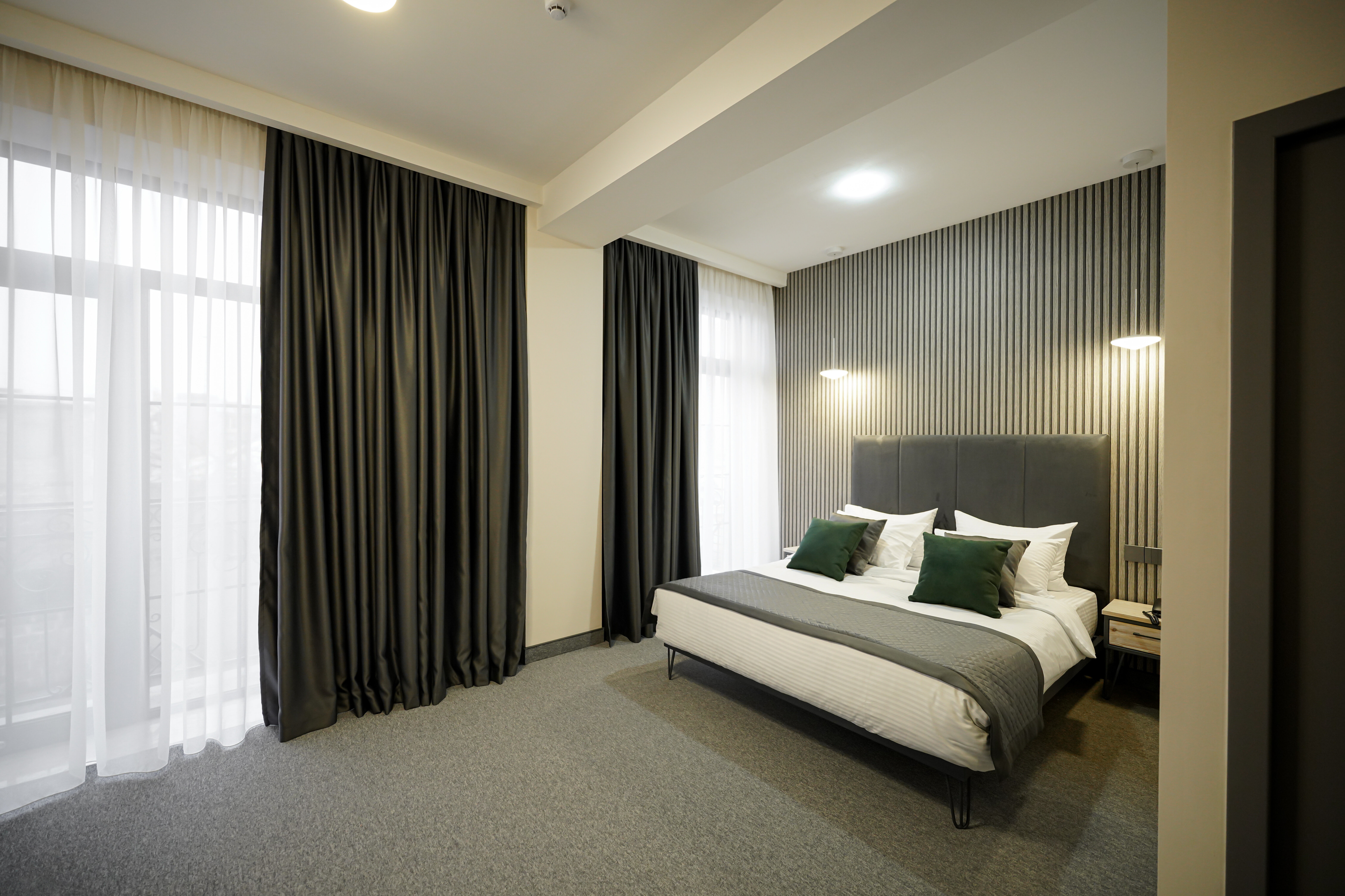 Двухместный номер с двуспальной кроватью и дополнительной кроватью