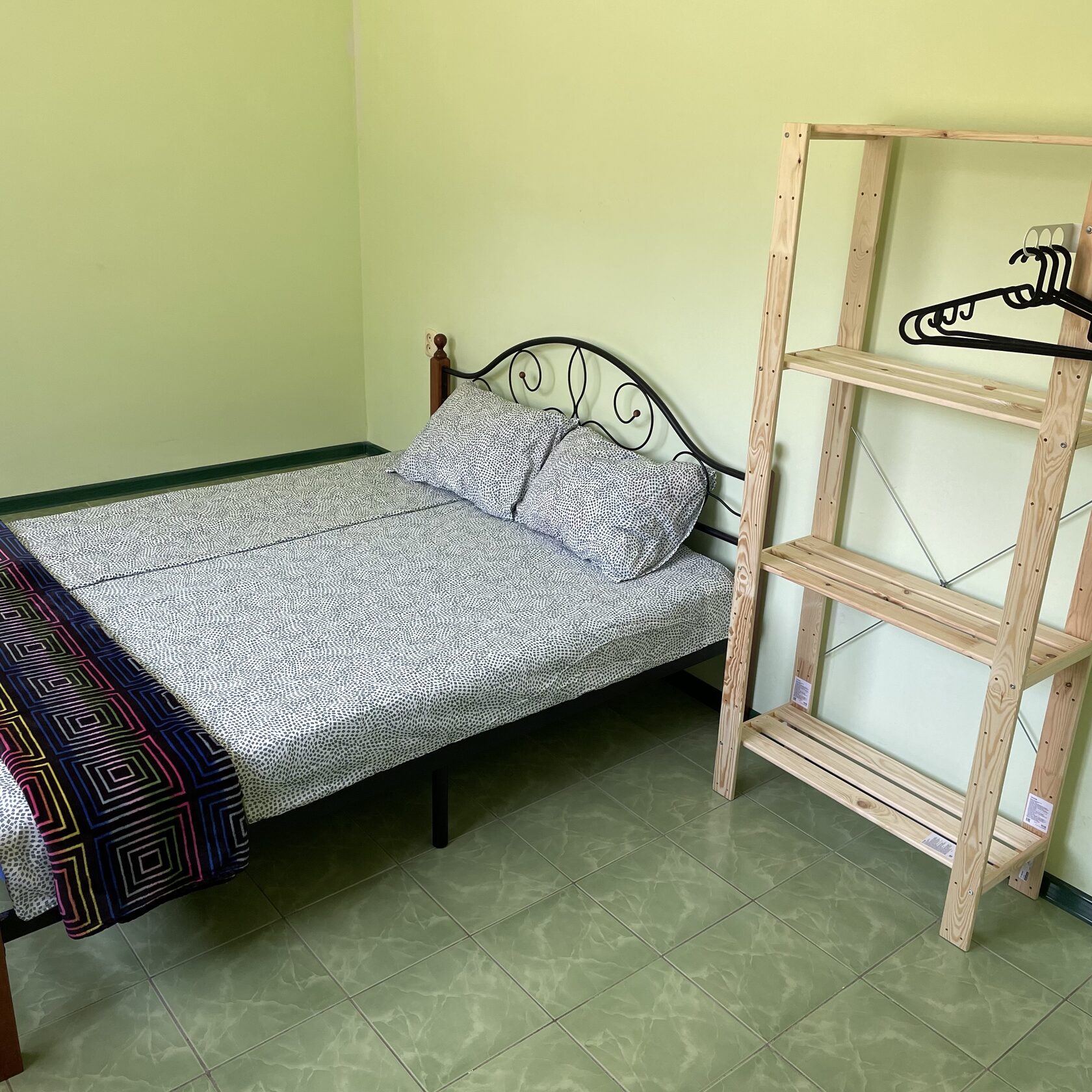 Двухместный номер с двуспальной кроватью и окном