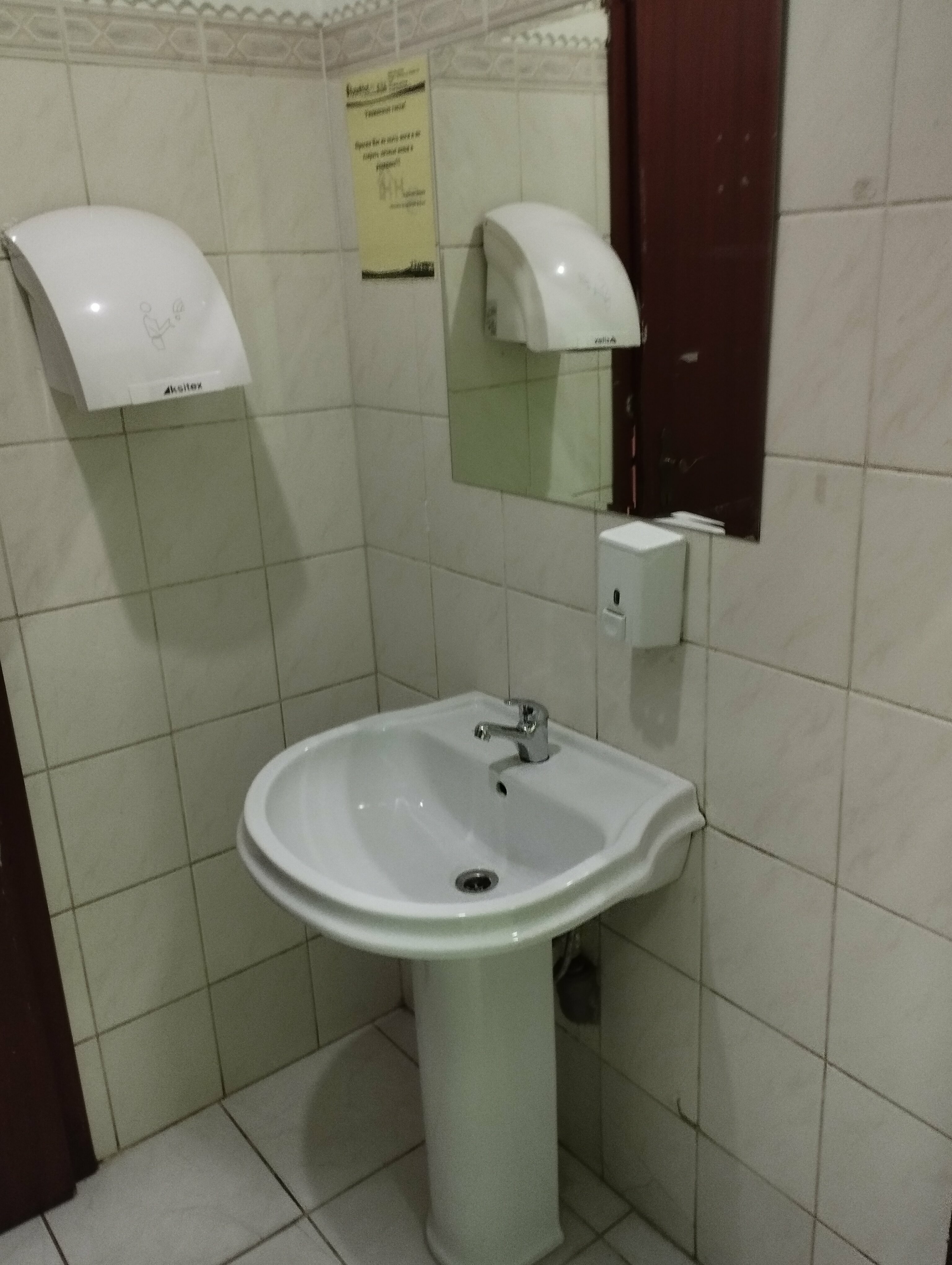 Спальное место на двухъярусной кровати в общем номере для мужчин