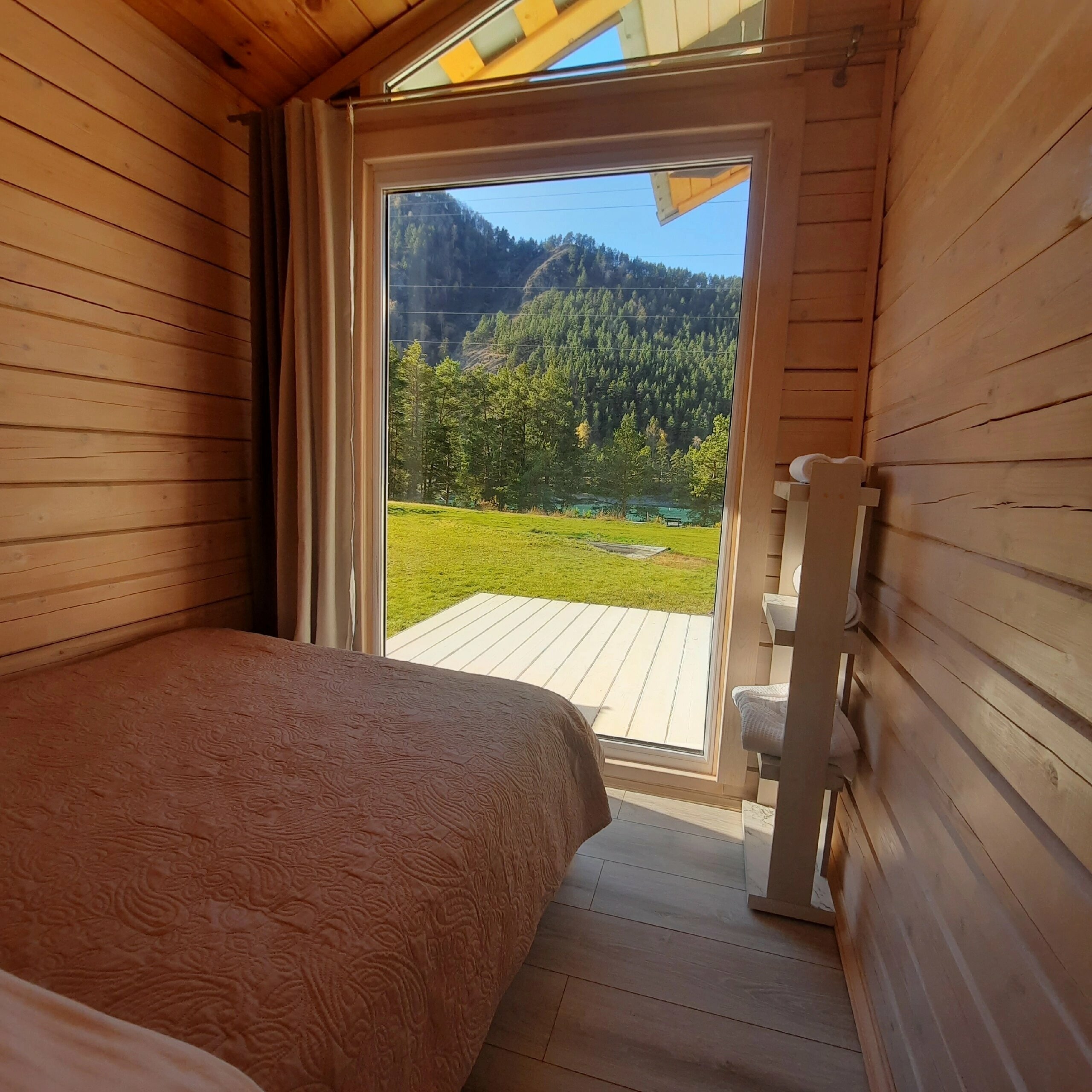 Семейный номер с видом на горы