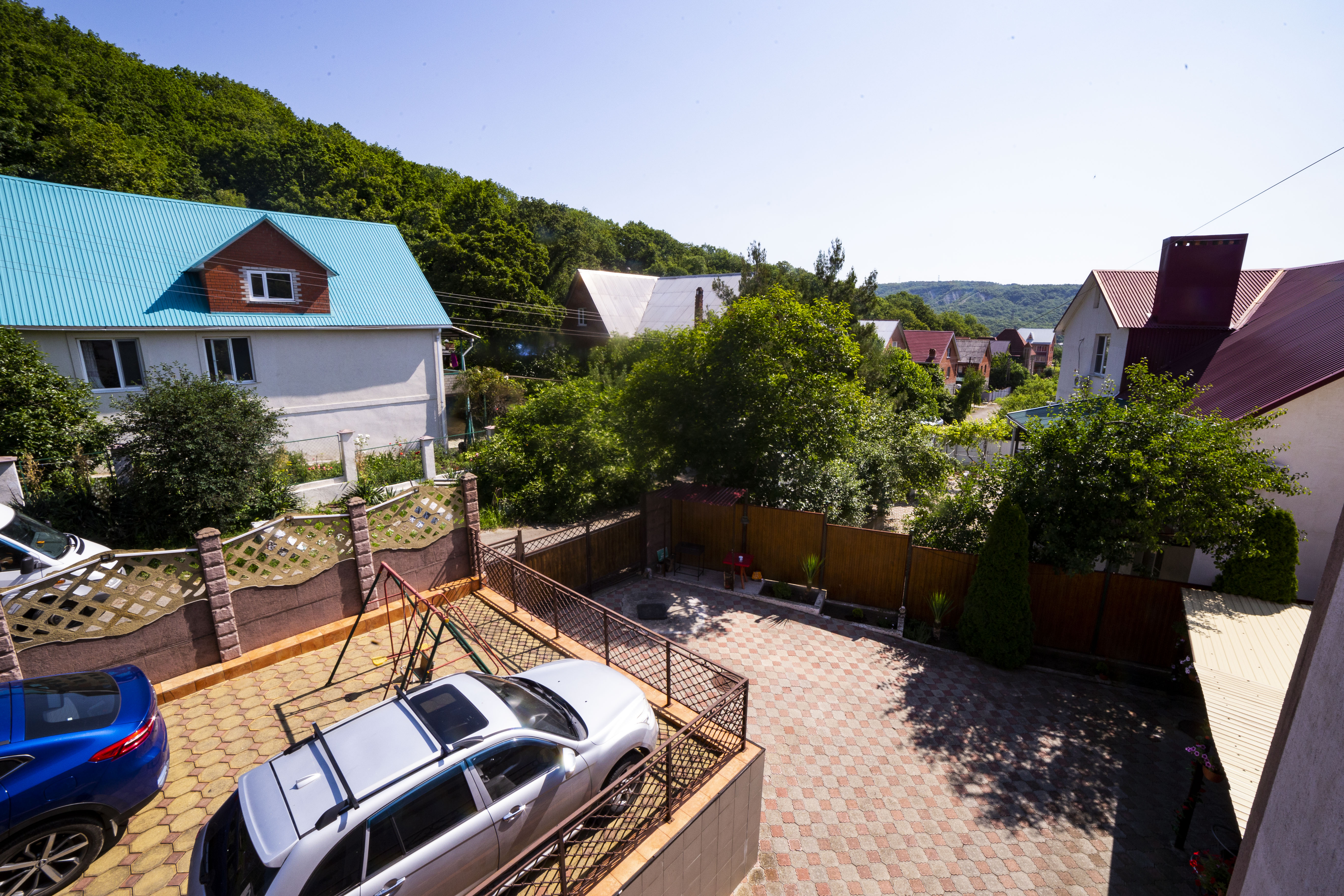 Трехместный номер с видом на горы