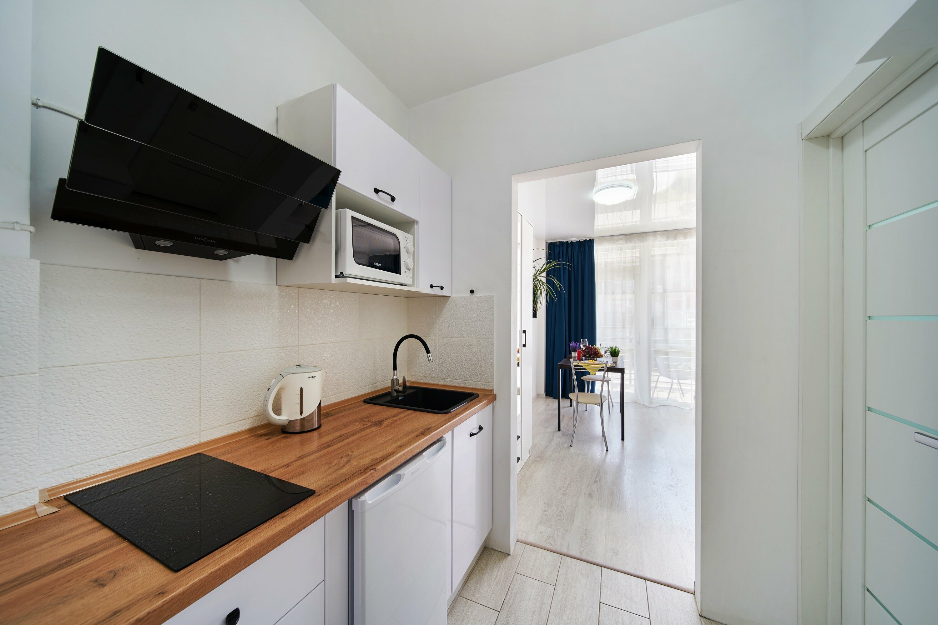 Семейный номер с боковым видом на море