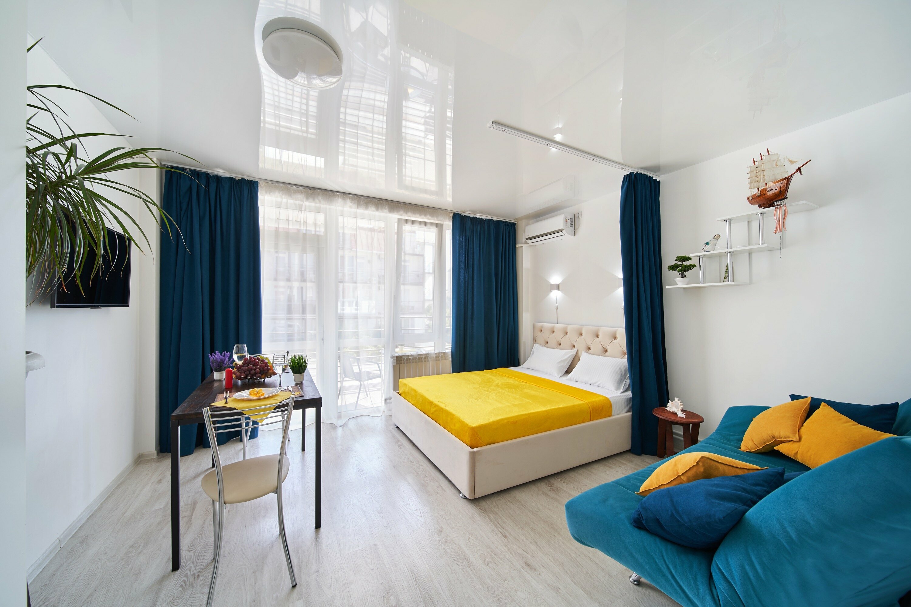 Семейный номер с боковым видом на море