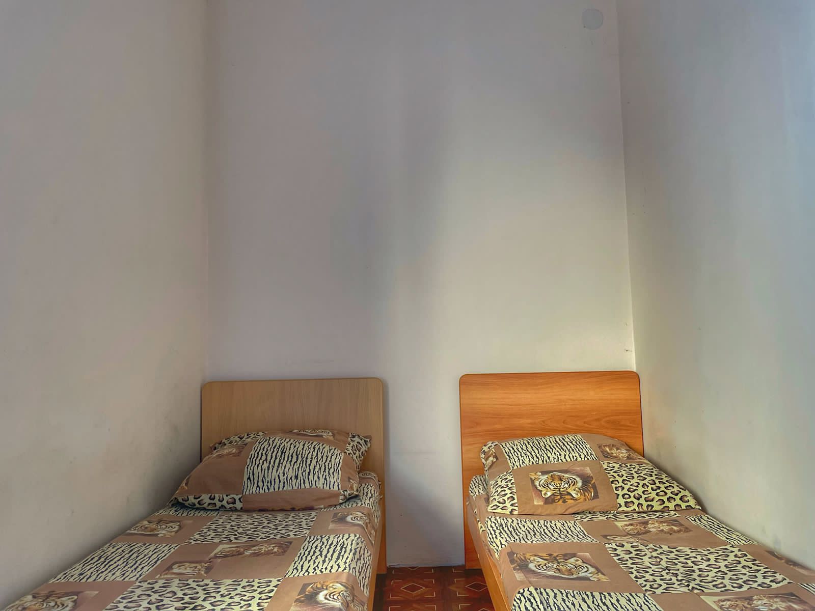 Небольшой двухместный номер с 2 отдельными кроватями