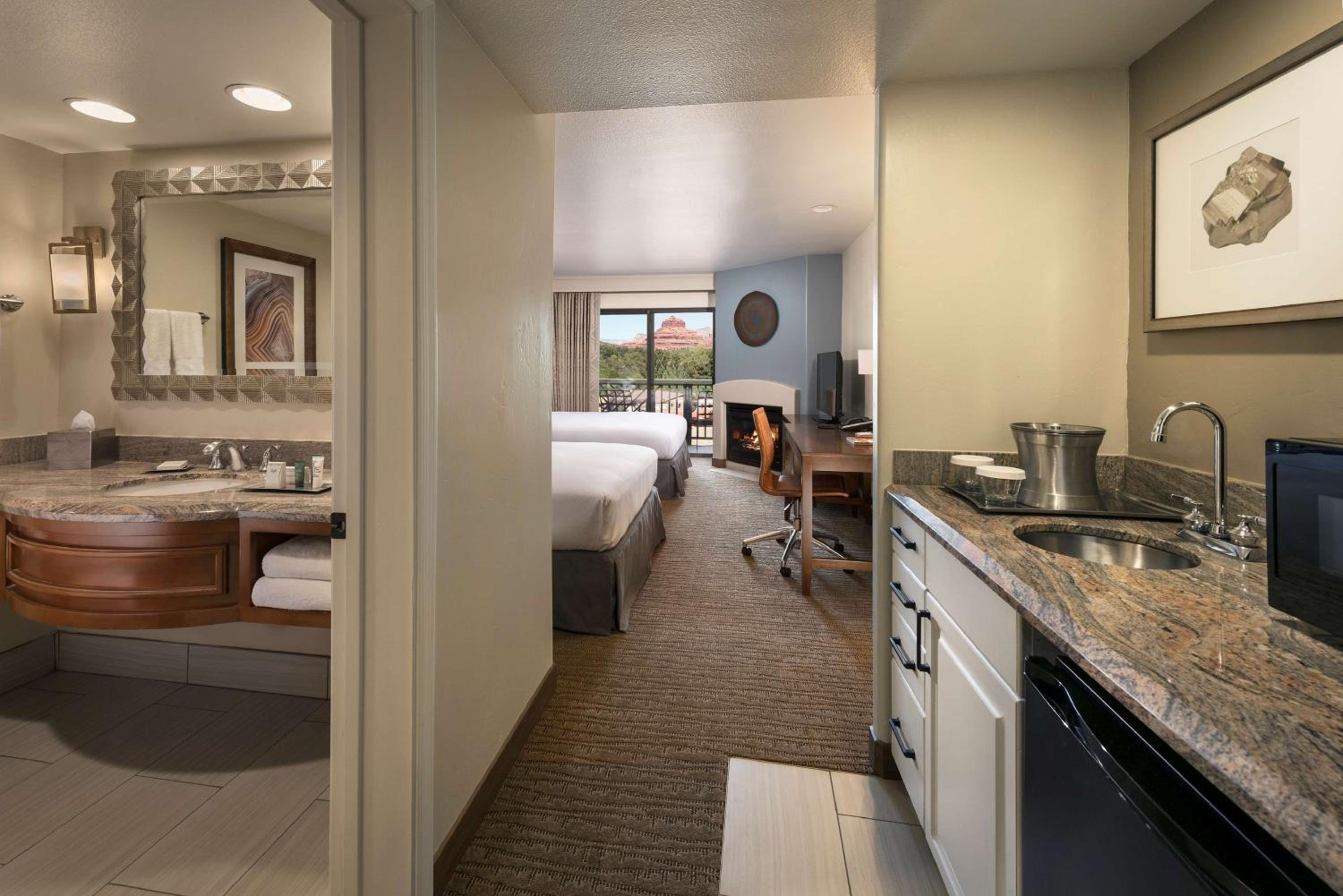 Double Queen Room With Balcony - Red Rock View