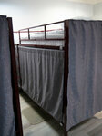 Кровать в женском шестиместном номере в Берег
