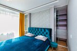 Жилая комната с двухспальной кроватью в 3-х комнатных апартаментах с общим санузлом и кухней Ш10-24 (1-2) в Какаду