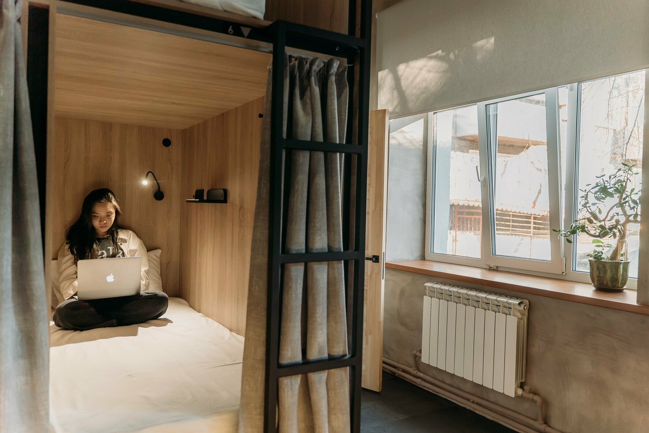 Односпальная кровать в общем номере для мужчин и женщин