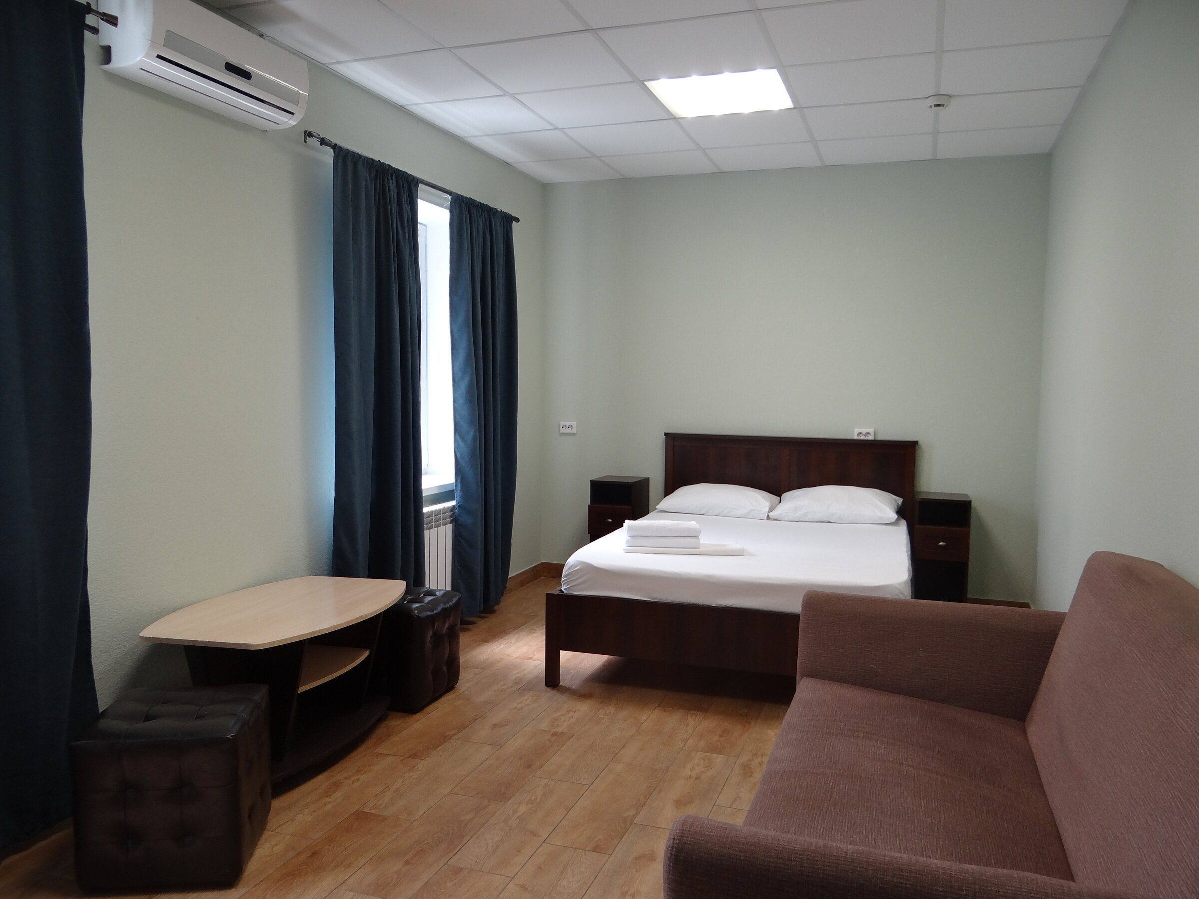 Большой двухместный с 1 кроватью с доступом в баню, бассейн (сеанс 4 часа в сутки на каждого гостя)