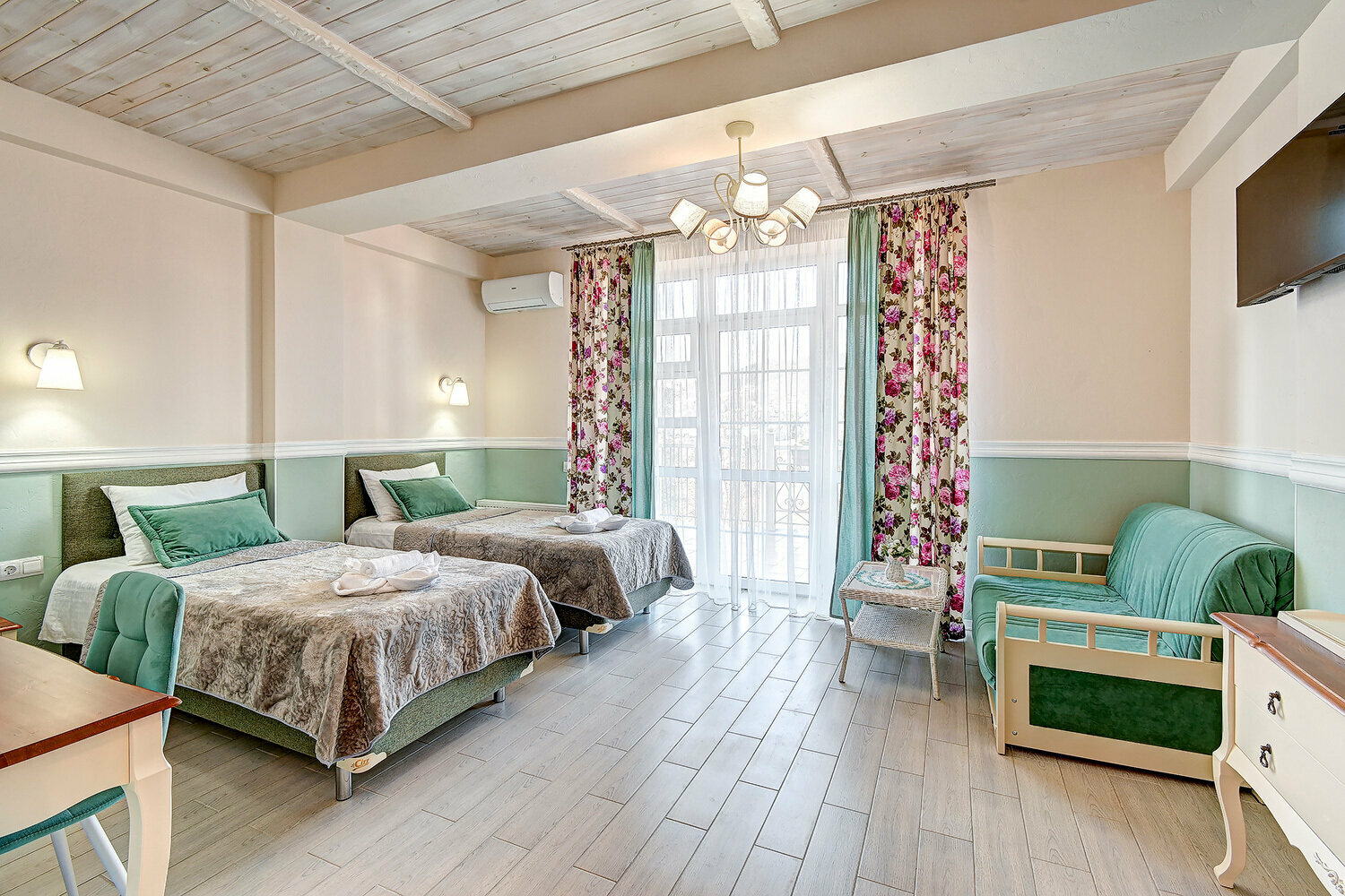 Супериор трехместный с видом на море и горы