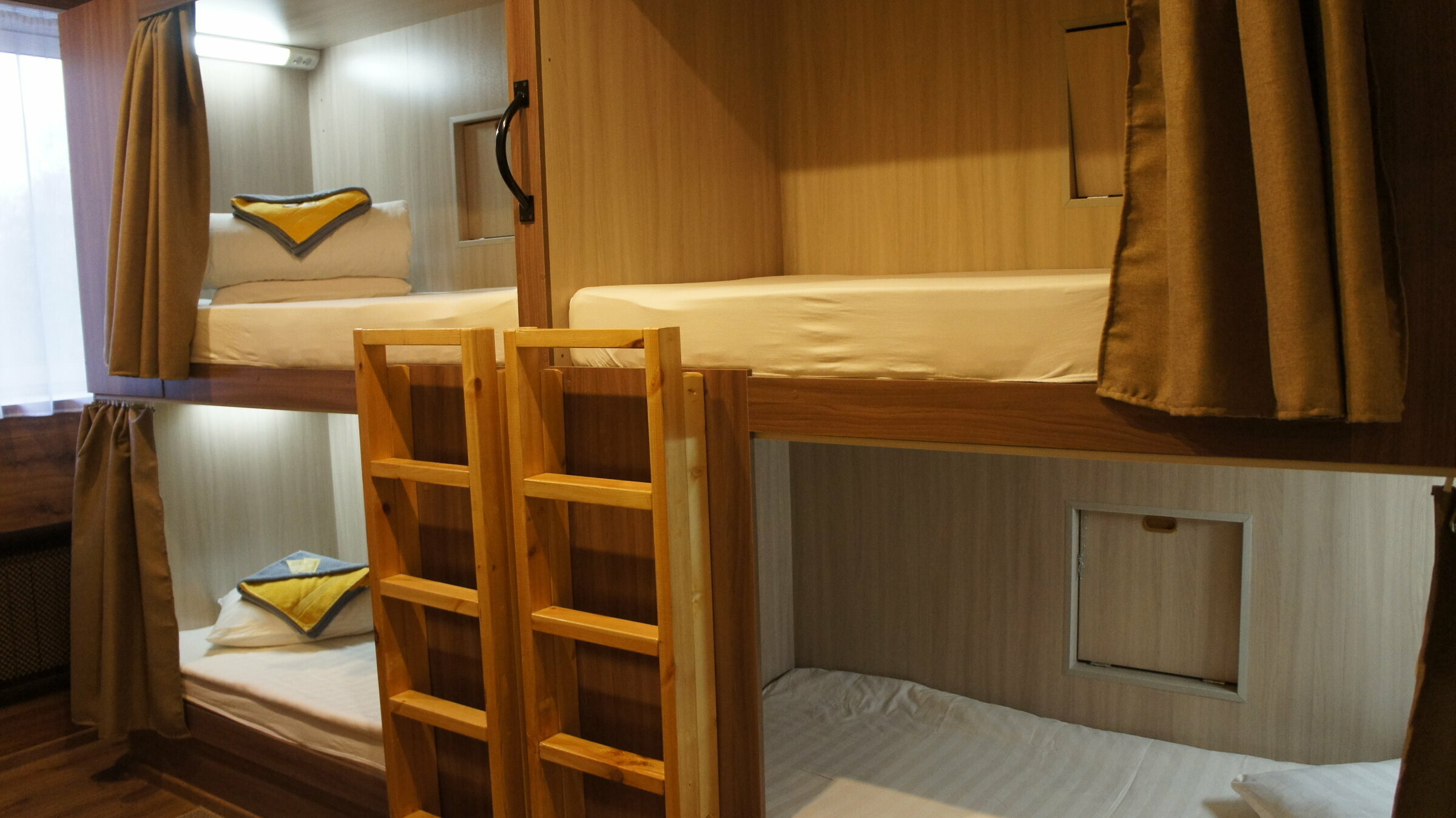 Кровать в общем 6-местном номере для мужчин и женщин