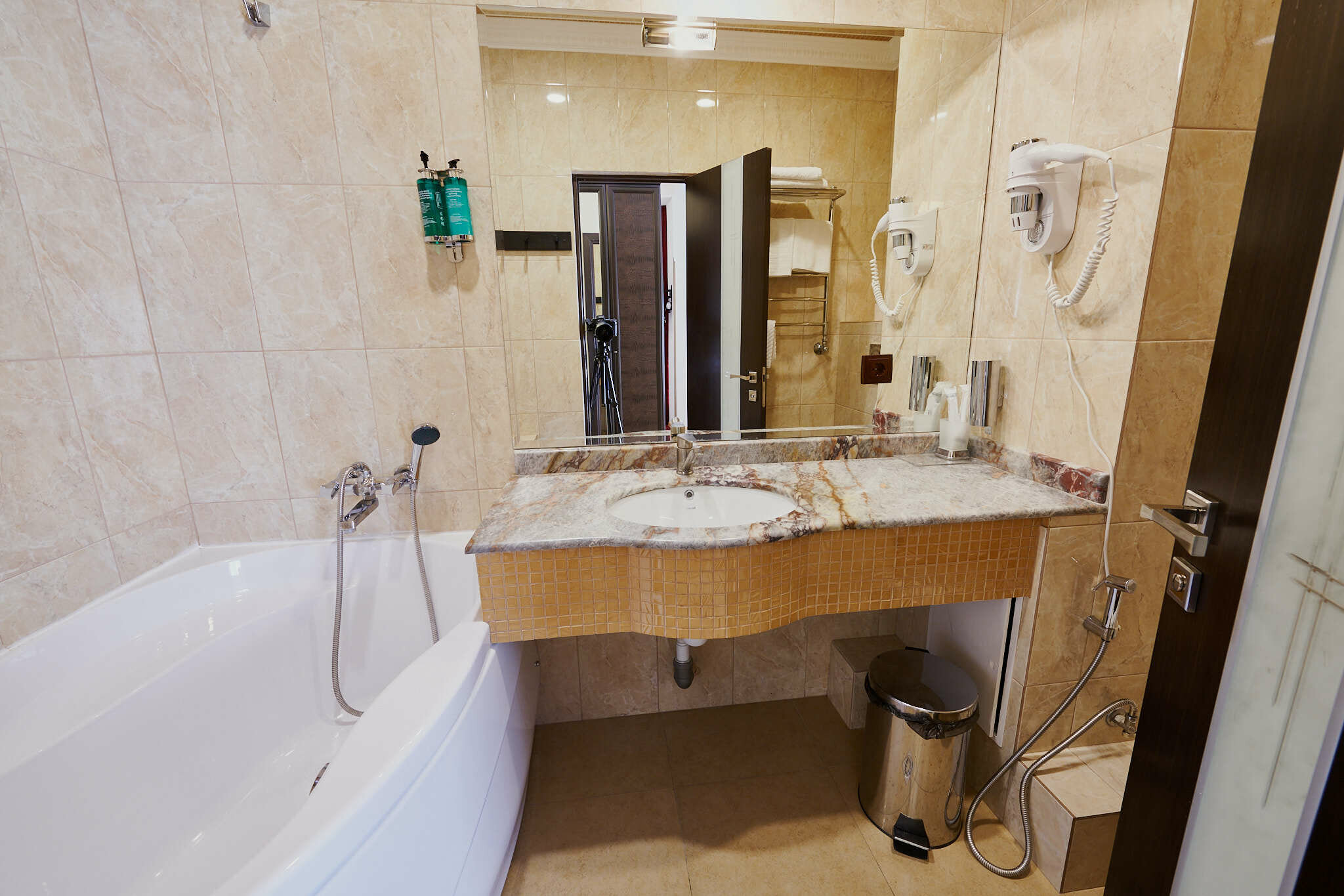 Просторный двухместный номер с 2 отдельными кроватями