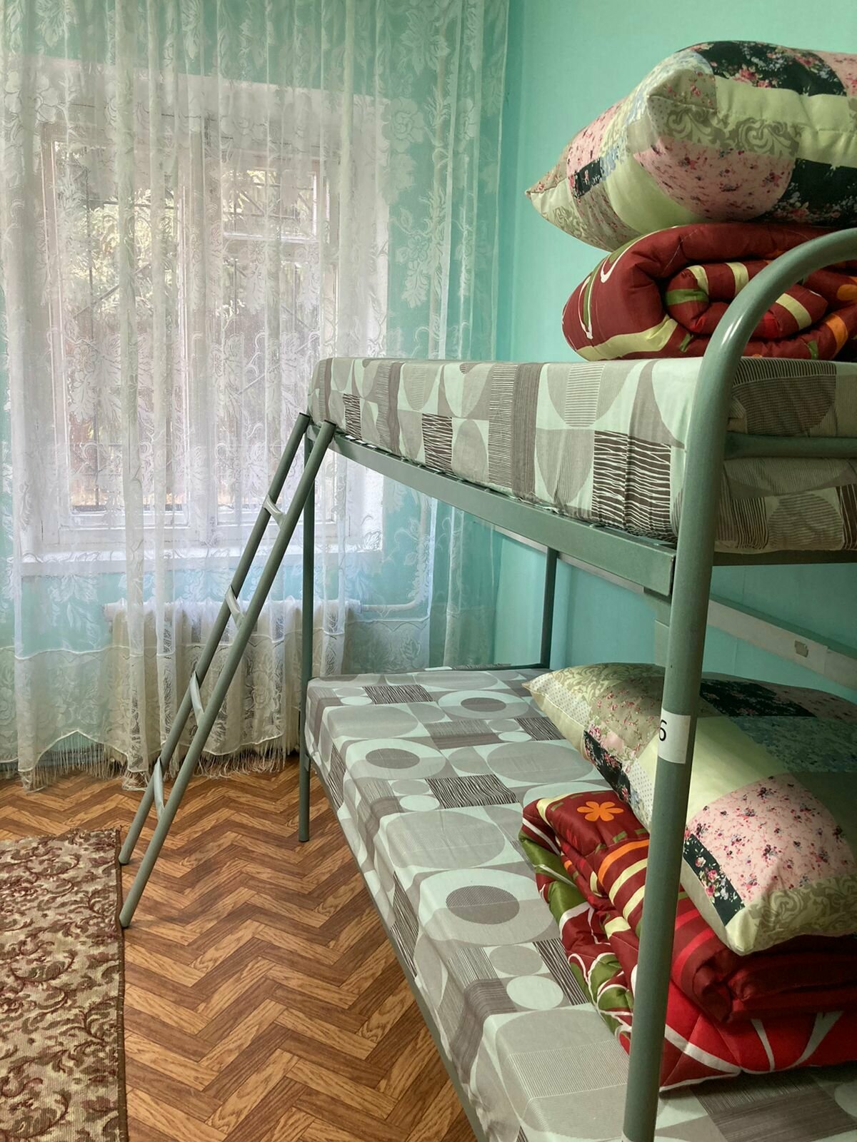 Общий номер для мужчин и женщин с 8 кроватями