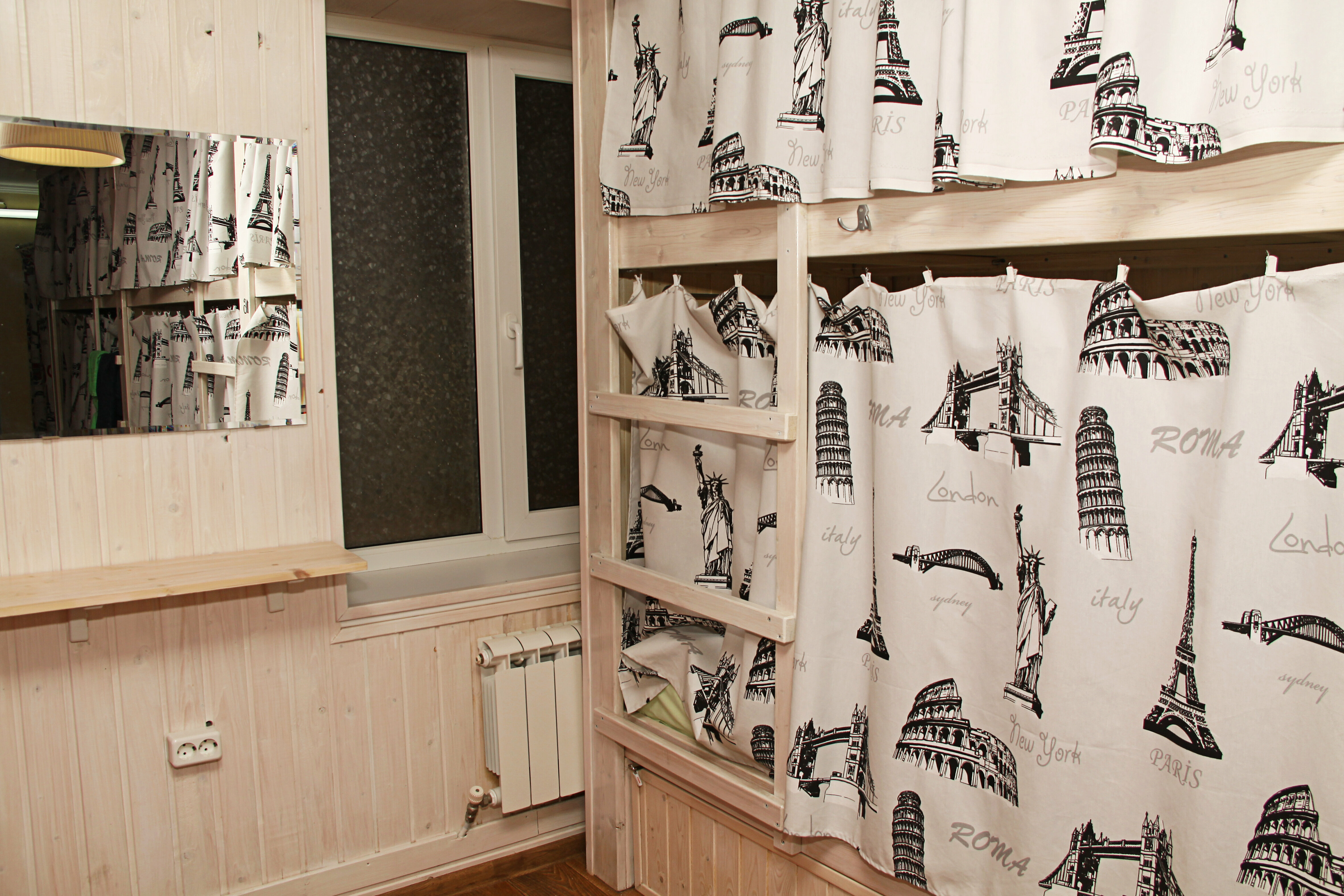 Кровать в общем номере (женская половина)