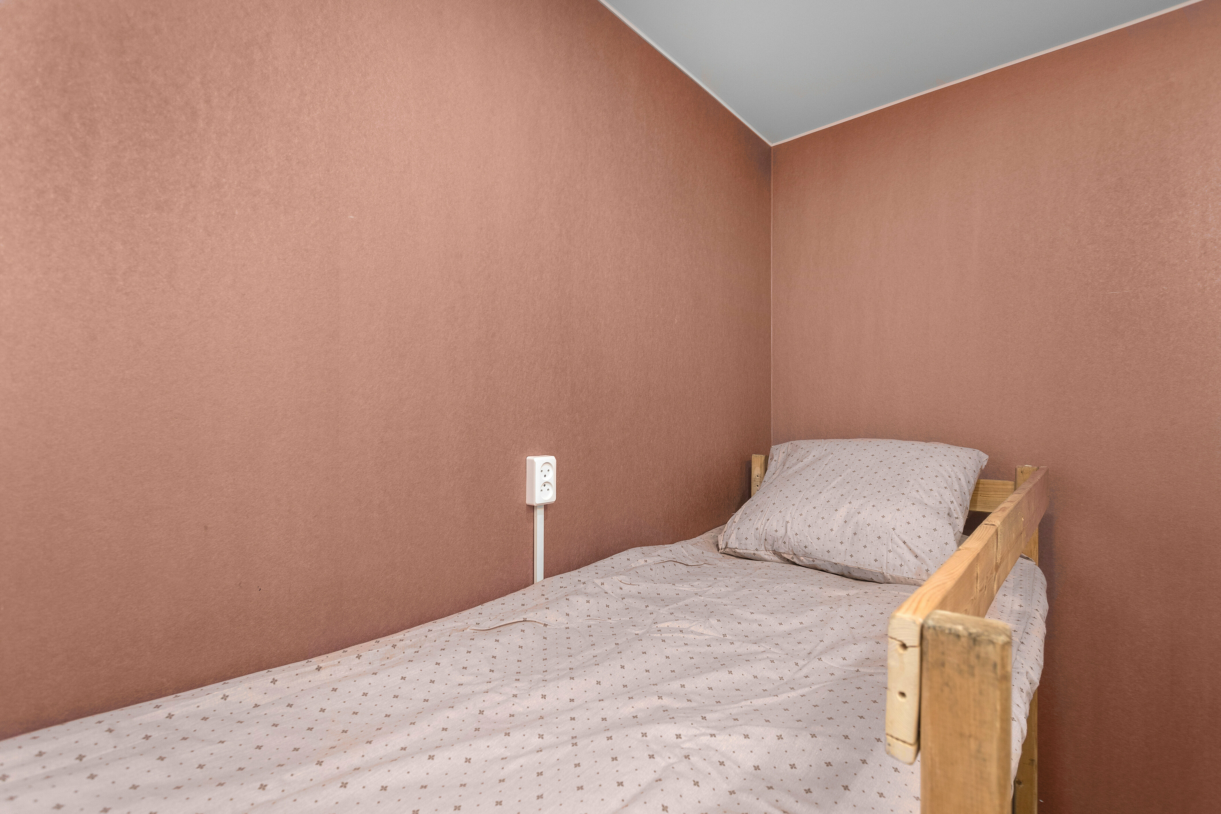 Спальное место на двухъярусной кровати в общем номере для мужчин и женщин