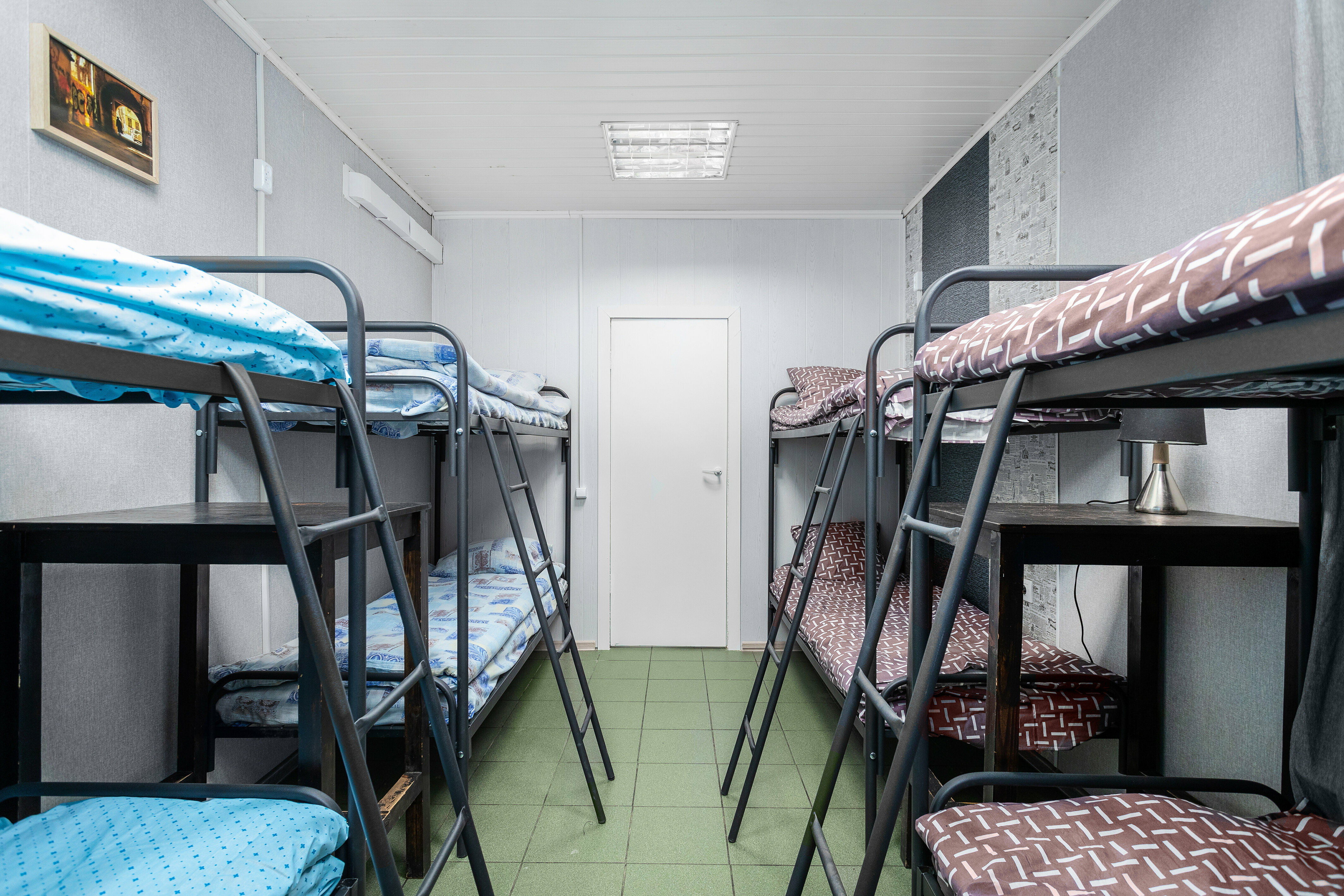 Спальное место на двухъярусной кровати в общем номере для мужчин