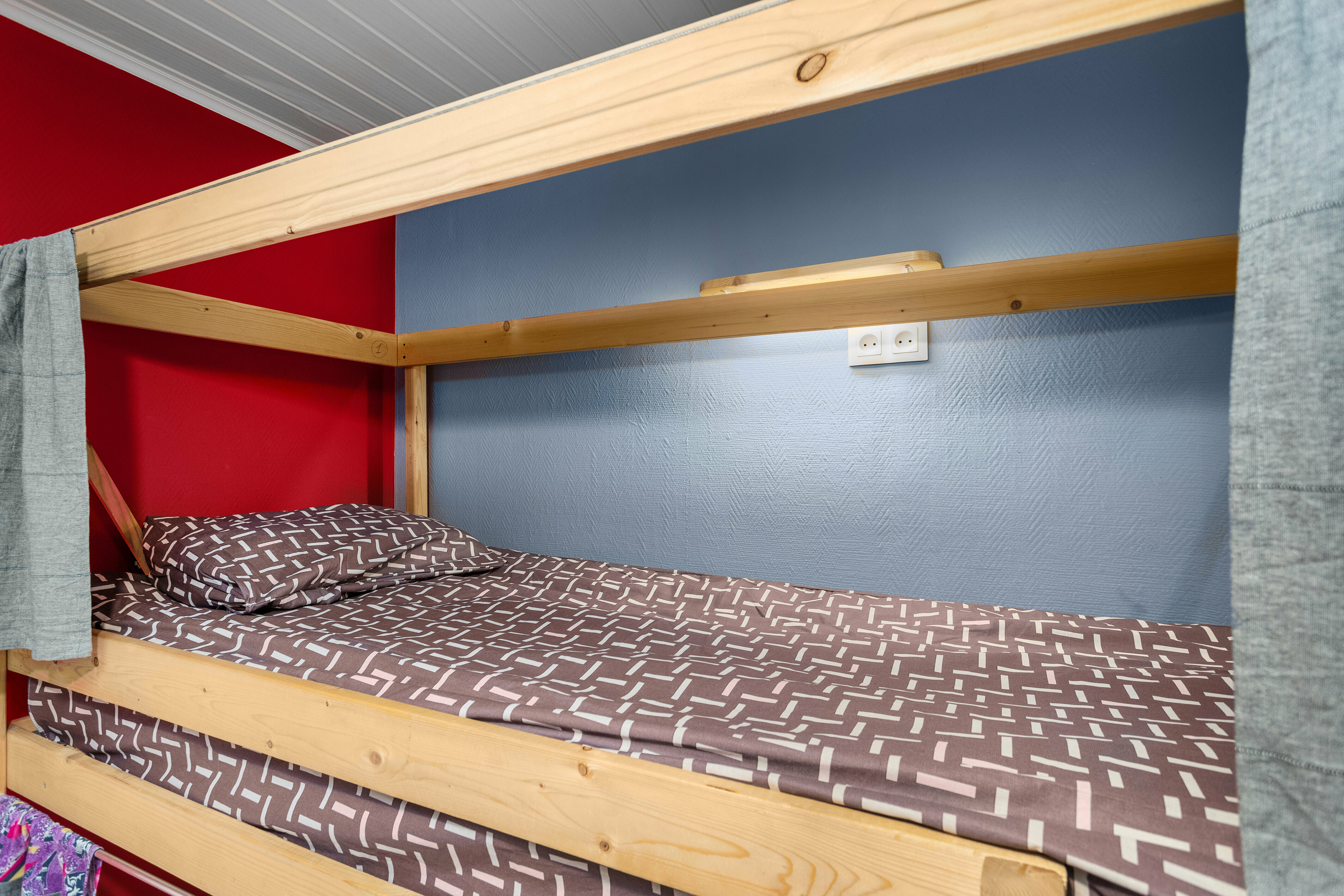 Спальное место на двухъярусной кровати в общем номере для мужчин и женщин