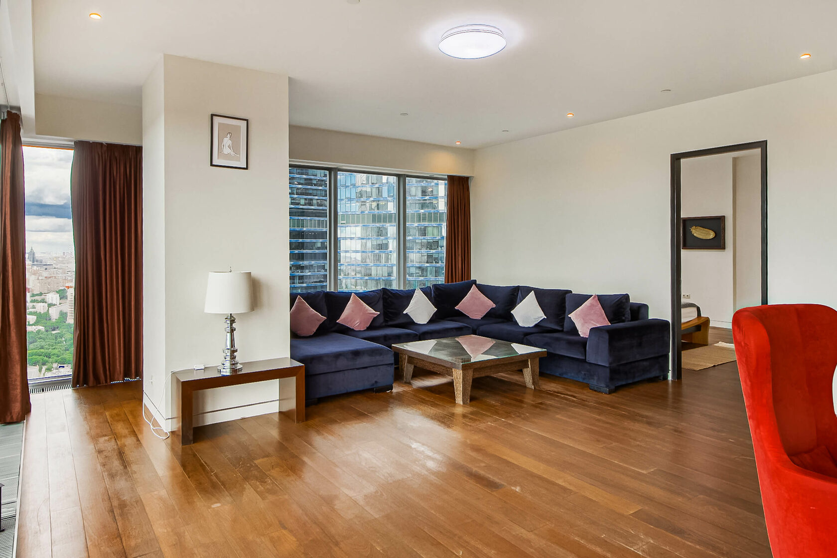 "SKY LOUNGE" — угловые панорамные апартаменты на 43-м этаже башни "ОКО" с кинотеатром и открытой ванной.