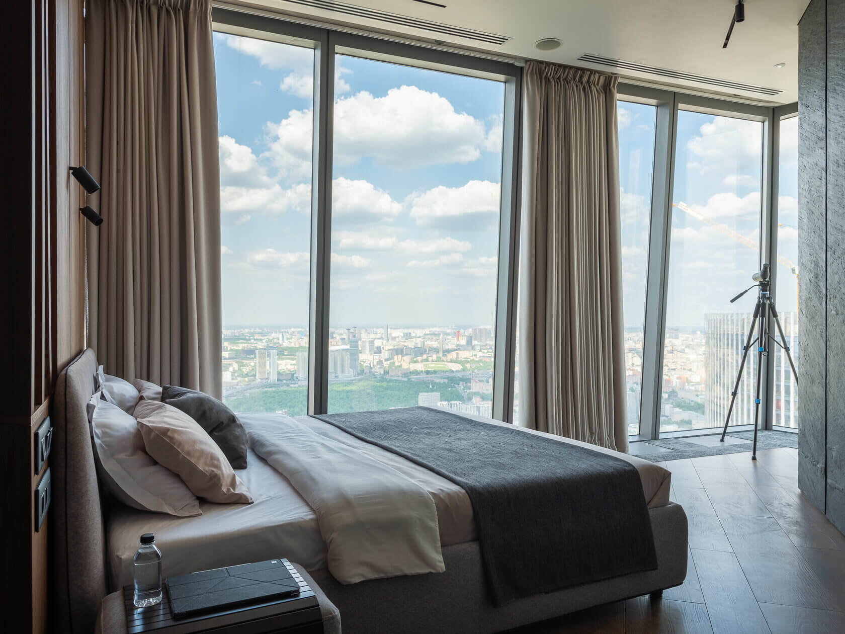 "SKY EDGE" — невероятно красивые апартаменты на 77-м этаже  башни Федерация "Восток" с угловой спальней и уникальным интерьером.