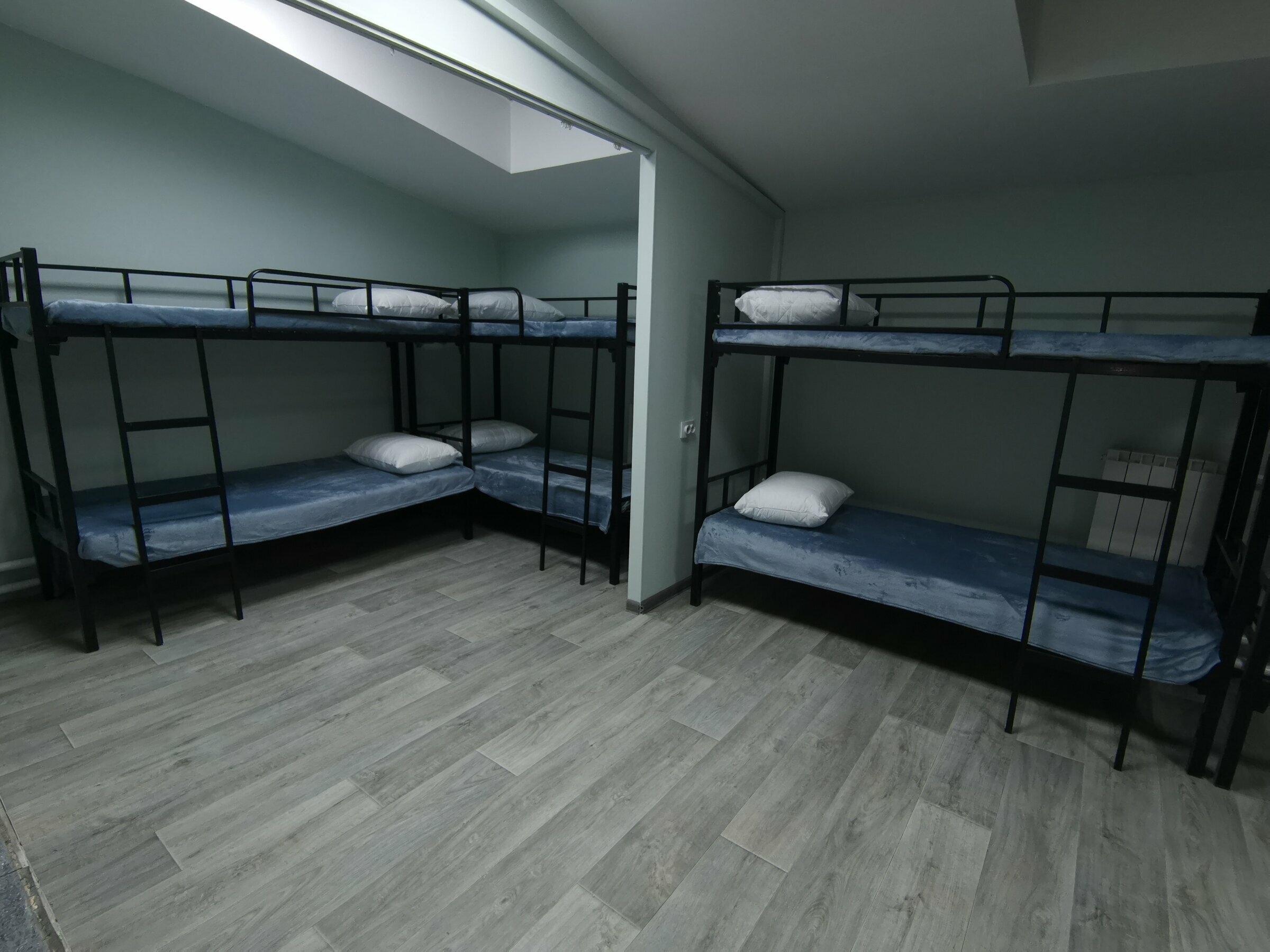 Кровать в общем номере для мужчин