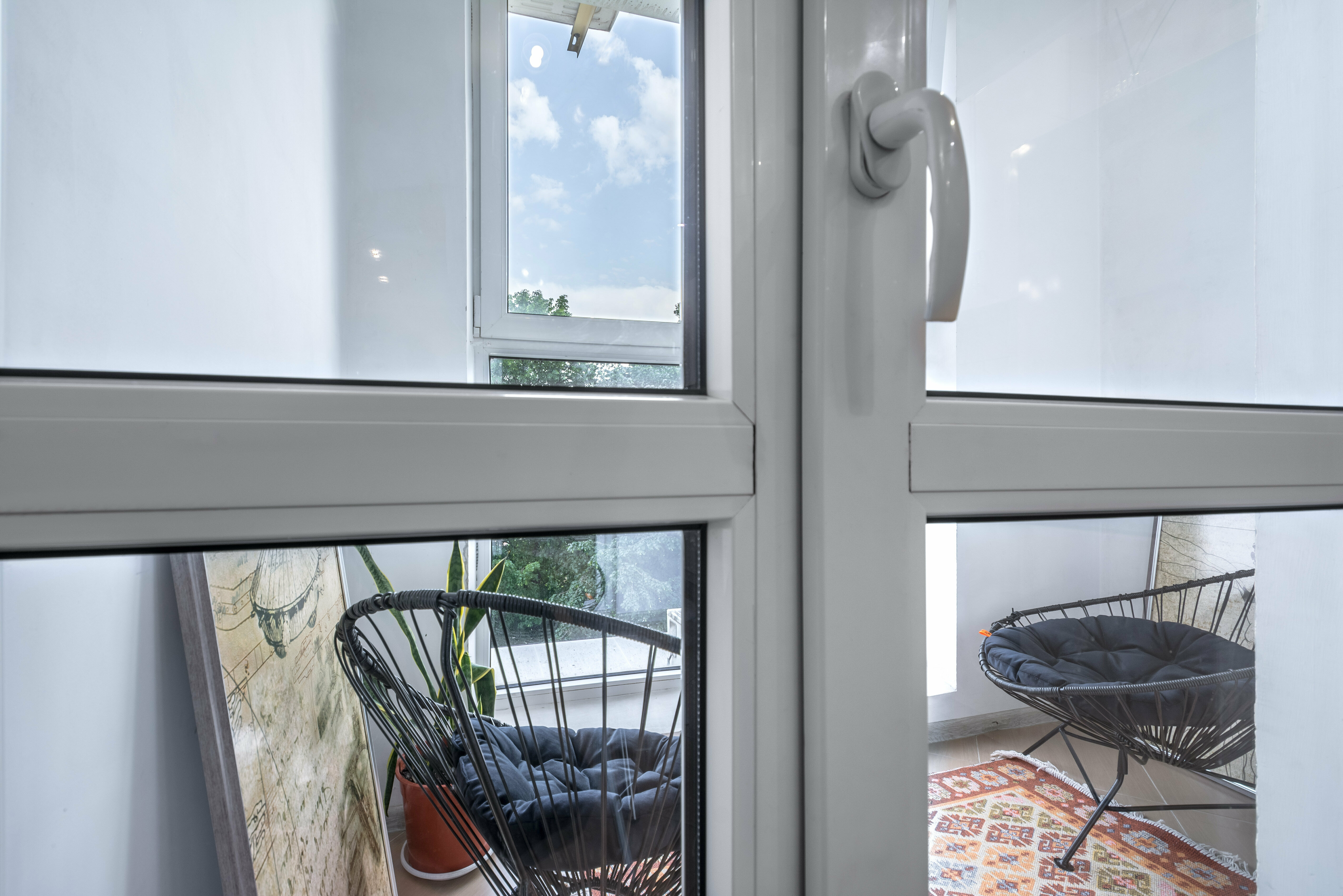 Апартаменты «Красное & Белое» оставляют приятное впечатление. Планировка: спальня, кухня-гостиная, балкон, ванная, гардеробная✨