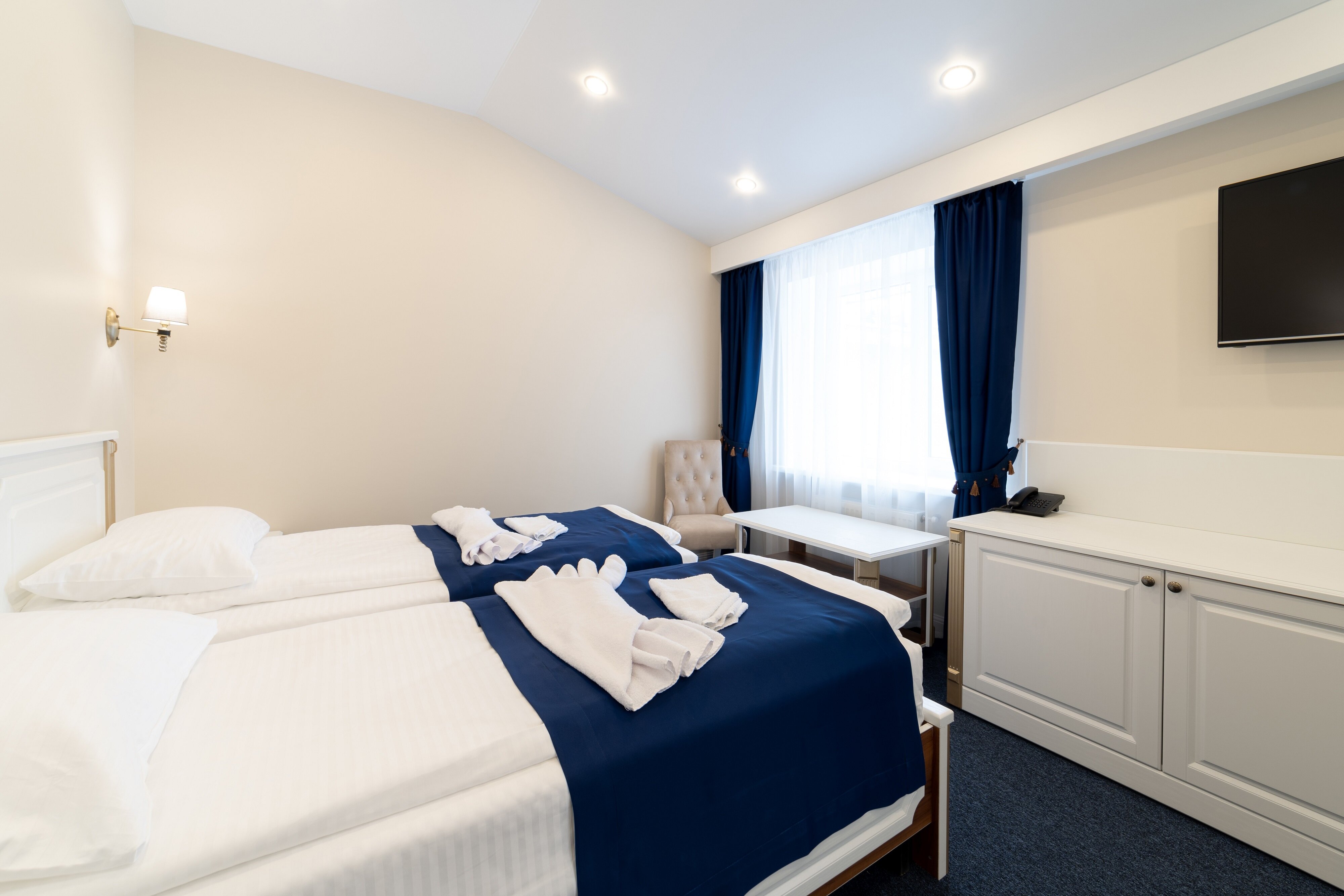 Просторный двухместный номер с 2 отдельными кроватями