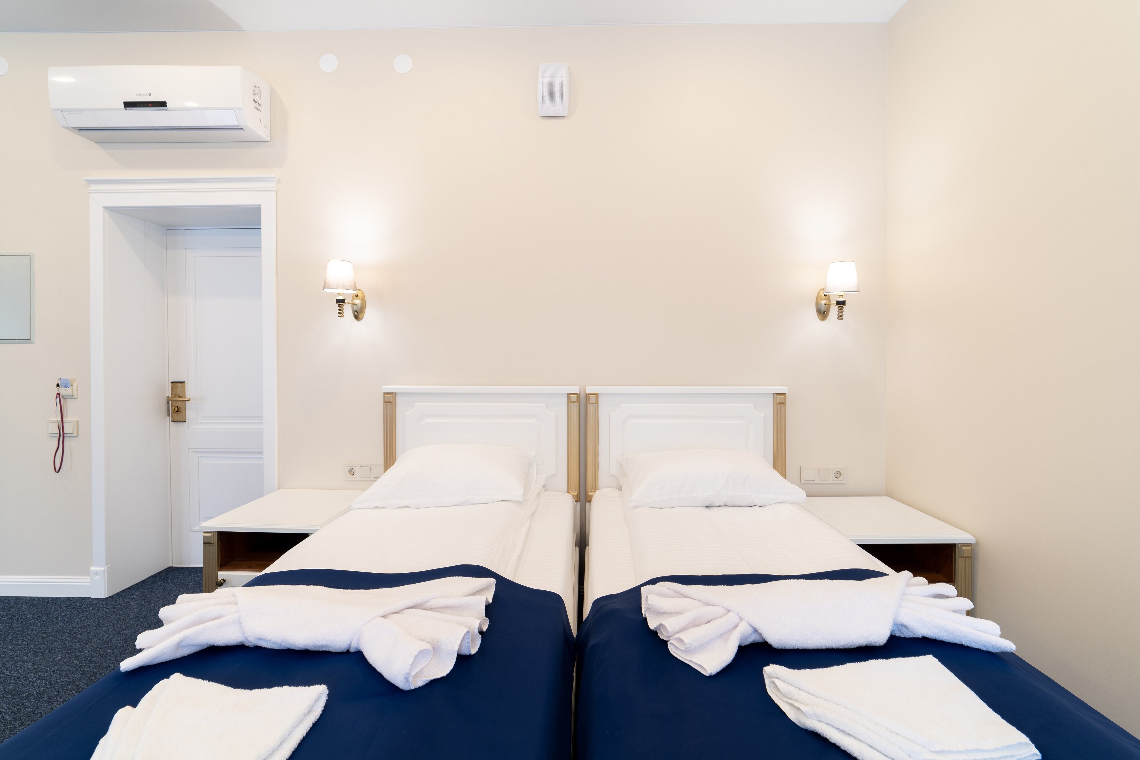 Просторный двухместный номер с 2 отдельными кроватями