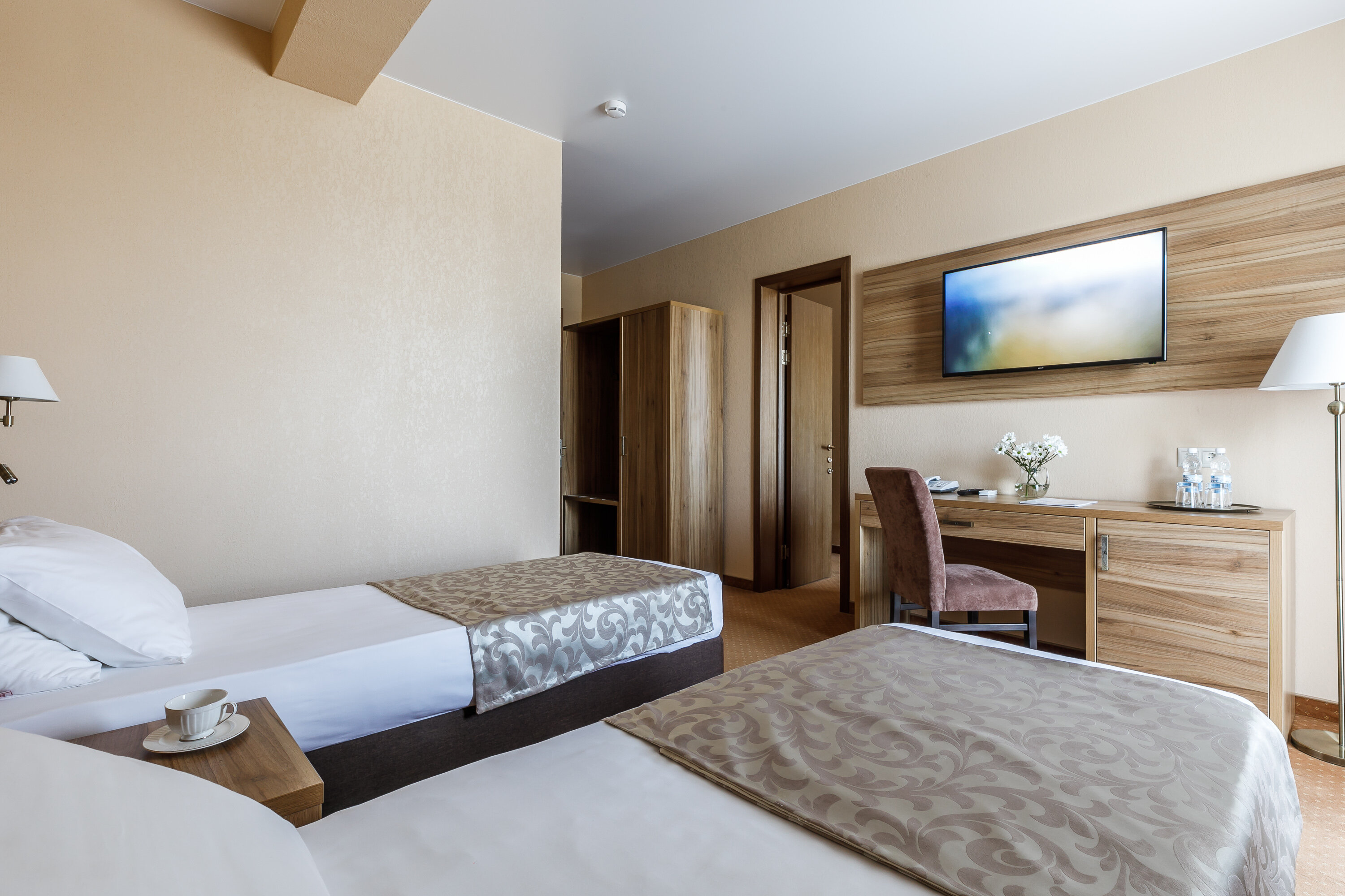 Смежные стандарты 4-х местные с балконом 1 корпус