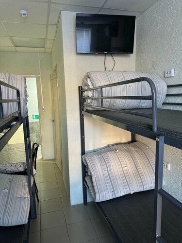 Кровать в общем 6-местном номере в Вахтовик