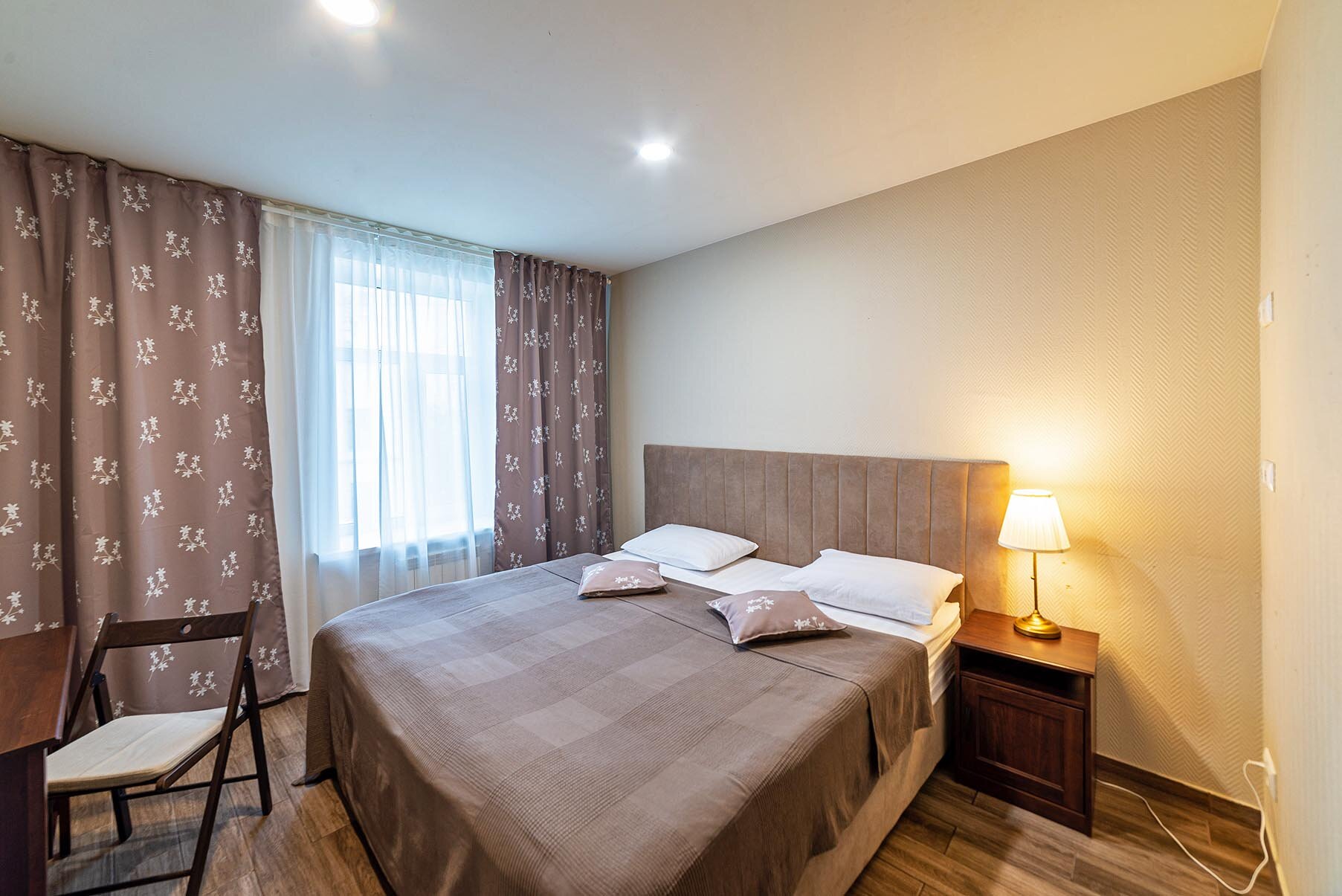 Улучшенный  номер с 1 двуспальной или 2 односпальными кроватями