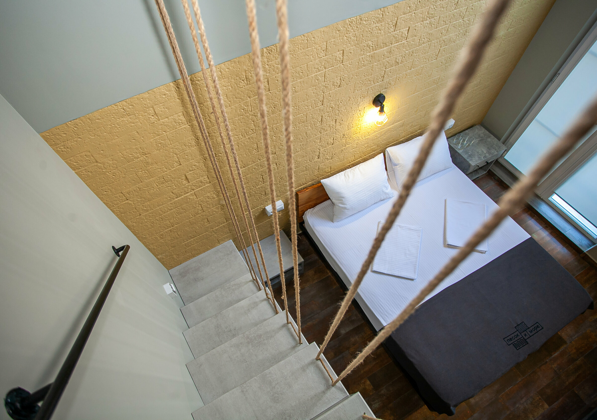 4-местный двухуровневый номер с балконом (2 этаж)