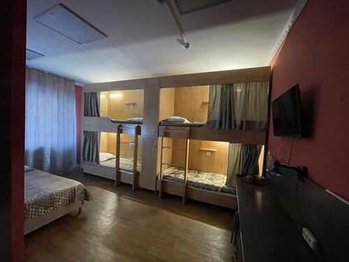 Кровать в общем 6-местном номере для мужчин и женщин в Лидер